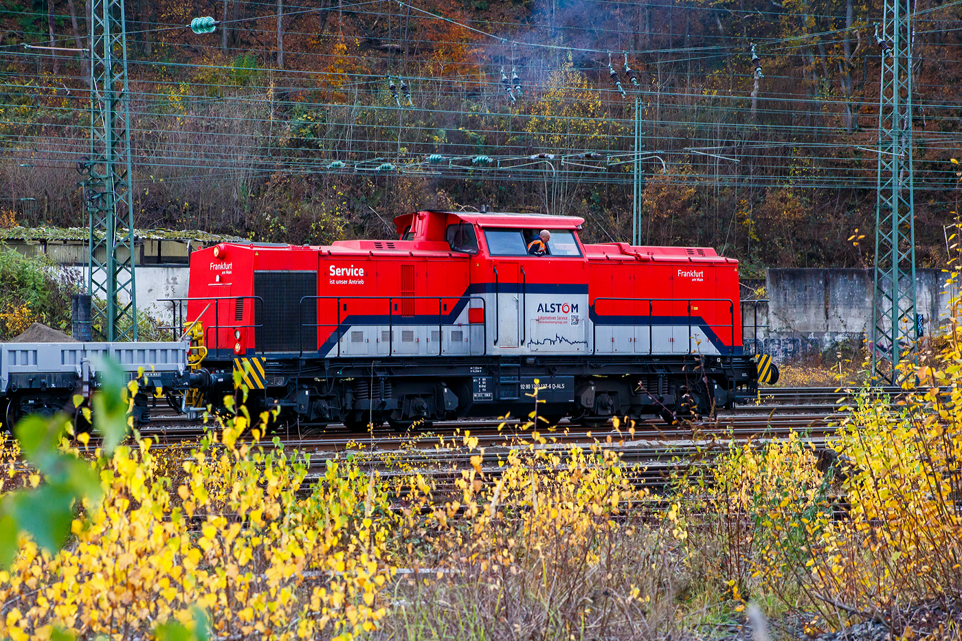 Die an die Spitzke Logistik GmbH vermietete 203 127-6  Frankfurt am Main  (92 80 1203 127-6 D-ALS) der ALS - ALSTOM Lokomotiven Service GmbH (Stendal) mit einem Res-Wagen am 13 November 2025 im Rbf Betzdorf/Sieg. Hier werden zurzeit Gleise erneuert. 

Die Diesellok eine DR V 100.1 wurde 1973 von LEW (VEB Lokomotivbau Elektrotechnische Werke „Hans Beimler“, Hennigsdorf) unter der Fabriknummer 13563 gebaut und als DR 112 524-4 an die Deutsche Reichsbahn ausgeliefert. Zum 01.01.1992 erfolgte die Umzeichnung in DR 202 524-5 und zum 01.01.1994 ging sie dann an die DB AG über. Die Ausmusterung bei der DB erfolgte 1998. Im Jahre 1999 ging sie an die SFZ - Schienenfahrzeugzentrum Stendal. Von der ALS - ALSTOM Lokomotiven Service GmbH in Stendal erfolgte dann 2002 der Umbau gemäß Umbaukonzept  BR 203.1  in die heutige 203 127-6. Im Jahr 2007 wurde sie an die LDS GmbH Logistik, Dienstleistungen & Service in Eutin  3  (92 80 1203 127-6 D-LDS) verkauft und 2012 ging sie an die Schweerbau GmbH & Co. KG. Im Jahr 2022 ging sie wieder zurück an die ALS, wo sie nun wieder als Mietlok unterwegs ist.