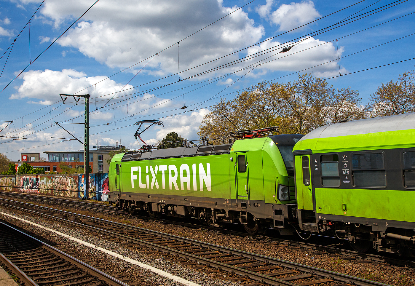 Die an die SVG - Schienenverkehrsgesellschaft mbH (Stuttgart) f�r die FlixTrain Verkehre vermiete MRCE Dispolok X4 E – 862 bzw. 193 862-0 (91 80 6193 862-0 D-DISPO) rauscht am 30.04.2023 mit dem FlixTrain FLX 30 / Zugnummer 1230 (Berlin Hbf - Hannover Hbf - Essen Hbf - K�ln Hbf - Aachen Hbf) durch den Bahnhof K�ln-Ehrenfeld in Richtung Aachen.

Die Siemens Vectron AC wurde 2014 von Siemens Mobilitiy in M�nchen-Allach unter der Fabriknummer 21925 gebaut. Diese Vectron Lokomotive ist als AC – Lokomotive (Wechselstrom-Variante) konzipiert und zugelassen f�r Deutschland und �sterreich (D/A). Seit Juli 2020 ist sie an die SVG vermietet, die als Eisenbahnverkehrsunternehmen (EVU) unteranderem auch den Verkehr der FlixTrain Verbindungen durchf�hrt.
	
Die Reisezugwagen werden von Firma Talbot-Services GmbH an die FlixTrain GmbH (einschl. Full Service) vermietet. Der �lteste deutsche Hersteller von Schienenfahrzeugen, die Waggonfabrik Talbot in Aachen, geh�rte von 1995 bis zum 30. Juni 2013 zu Bombardier Transportation und sollte geschlossen werden. Die neue Talbot Services GmbH hat den Standort �bernommen und die Weiterbesch�ftigung f�r ca. 240 Mitarbeiter erm�glicht. Bei FlixTrain hat man sich in der Corona-Zwangspause zu einer radikalen Modernisierung entschlossen. 135 Waggons wurden von Grund auf saniert. Den Auftrag erhielt Talbot Services, au�erdem �bernehmen die Aachener f�r mindestens 15 Jahre die gesamte Betreuung und Wartung der gr�nen Flixflotte. Das ist somit die Basisabsicherung des gesamten Unternehmens �ber lange Zeit.
