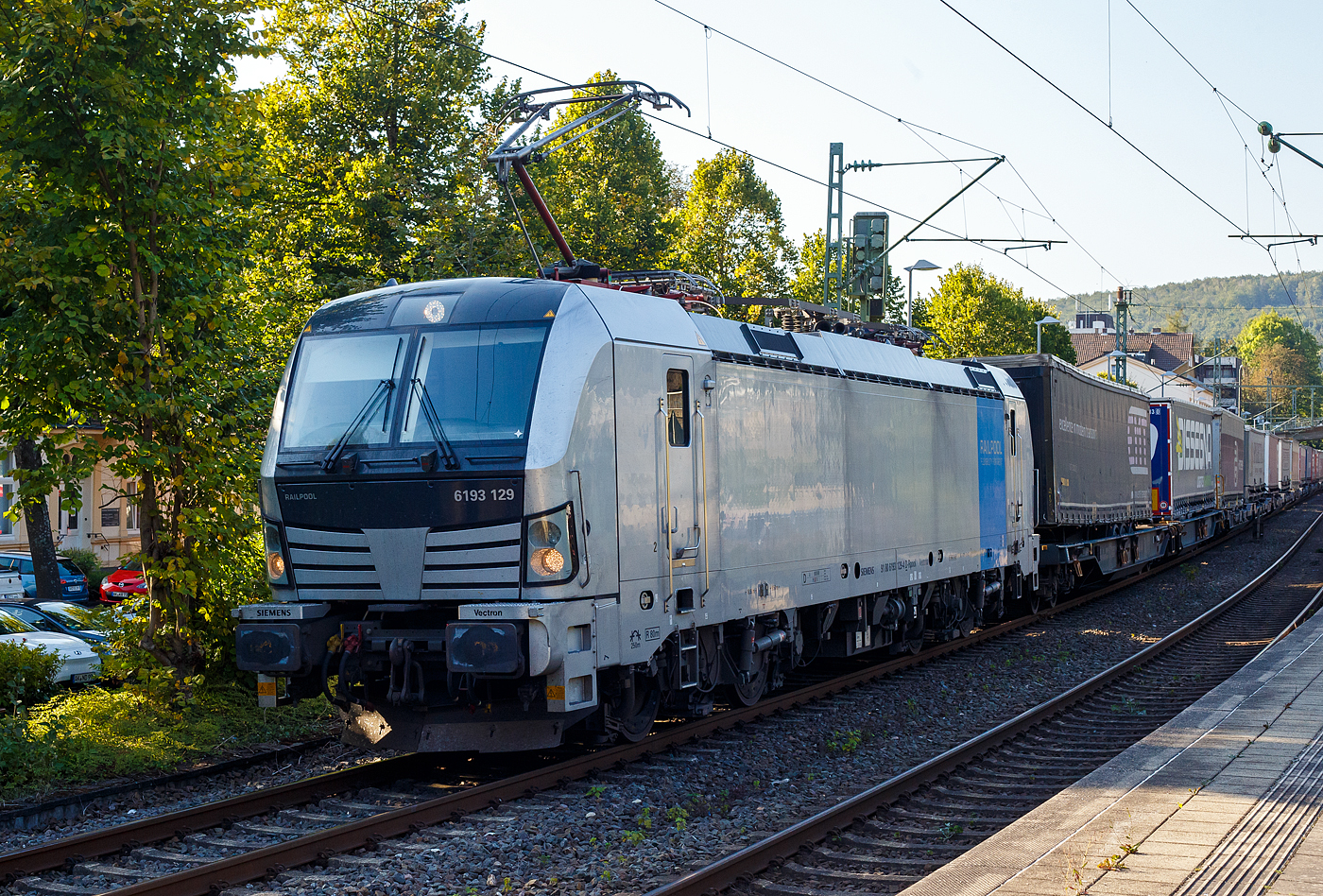 Die an die TX Logistik AG, Troisdorf  (zur Mercitalia Group gehörend) vermietete SIEMENS Vectron MS 6193 129-4 (91 80 6193 129-4 D-Rpool) der Railpool GmbH (München) fährt am 17 September 2024 mit einem KLV-Zug durch den Bahnhof Kirchen (Sieg) in Köln.

Die Multisystemlokomotive Siemens Vectron MS wurde 2023 von Siemens Mobilitiy in München-Allach unter der Fabriknummer 23333 gebaut. Sie wurde in der Variante A01 ausgeführt und hat so die Zulassung für Deutschland, Österreich, Slowakei, Polen, Tschechien, Ungarn, Rumänien und Bulgarien (D / A / SK / PL / CZ / H + RO / BG). So besitzt die Vectron Variante MS A01 folgende Zugsicherungssysteme: ETCS BaseLine 3, sowie für Deutschland (PZB90 / LZB80 (CIR-ELKE I)), für Österreich (ETCS Level 1 mit Euroloop, ETCS Level 2, PZB90 / LZB80), für Polen (SHP), Slowakei und Tschechien (LS (Mirel)), Ungarn (ETCS Level 1, EVM (Mirel)) und Rumänien (PZB90).