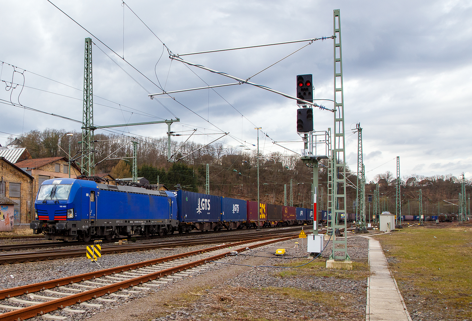 Die an die WRS Widmer Rail Services AG vermietete Siemens Vectron MS 193 493-4 (91 80 6193 493-4D-SIEAG) der HUPAC Intermodal SA fährt am 18.03.2023 mit einem KLV-Zug durch Betzdorf (Sieg) in Richtung Siegen. 

Die SIEMENS Vectron MS wurde 2018 von der Siemens Mobilitiy in München-Allach unter der Fabriknummer 22301gebaut. Sie hat die Zulassungen für Deutschland, Österreich, Schweiz, Italien und die Niederlande. Die Lok ist Eigentum der HUPAC Intermodal SA (Chiasso), ist aber durch Siemens in Deutschland eingestellt und an die WRS vermietet.
