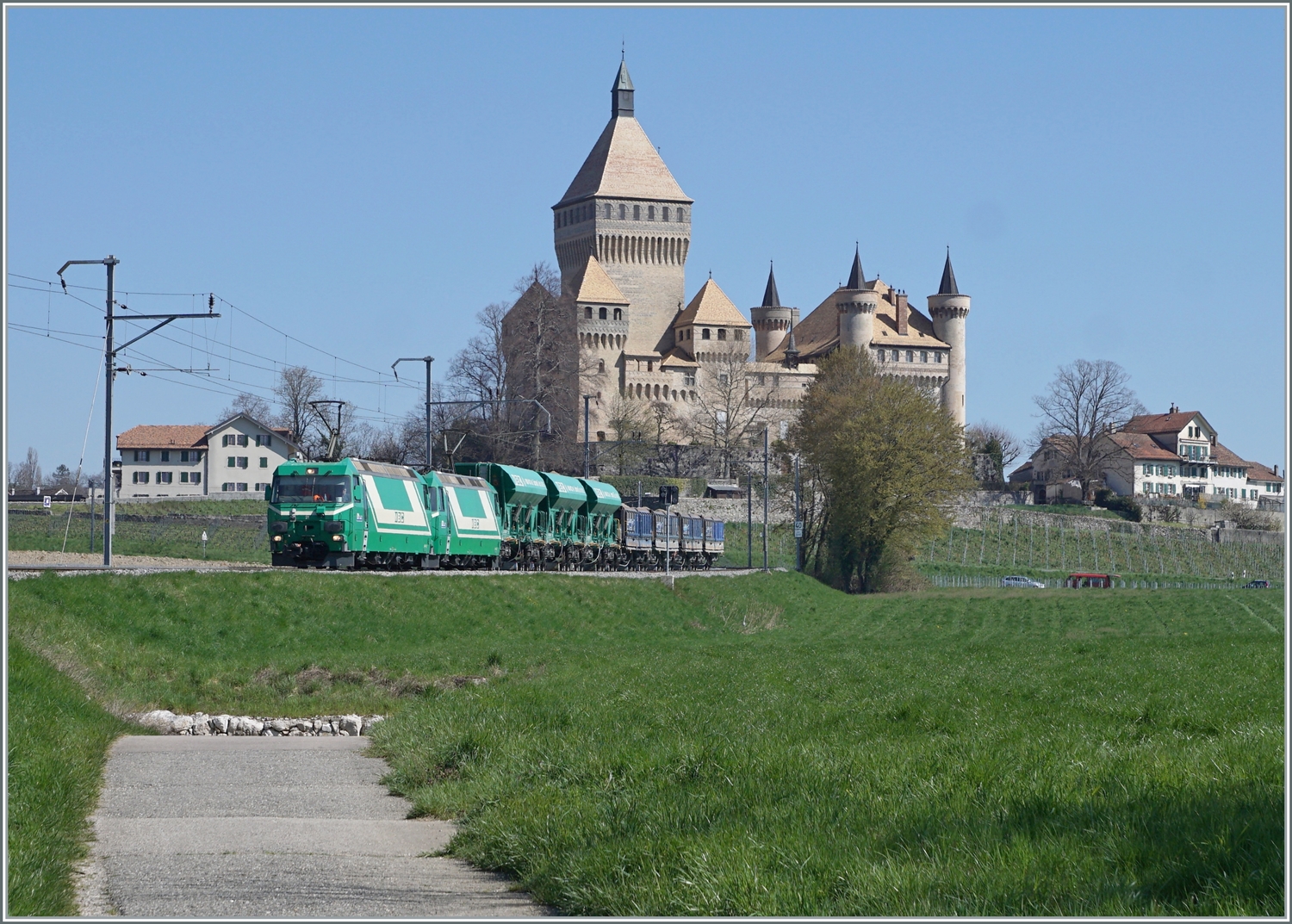 Die beiden BAM/MBC Ge 4/4 21 und 22 mit einem Kieszug Apples - Morges (- Gland) vor der klassischen BAM Kulisse der Ch�teau de Vufflens. Hier die Variante mit mehr Schloss. 

5. April 2023