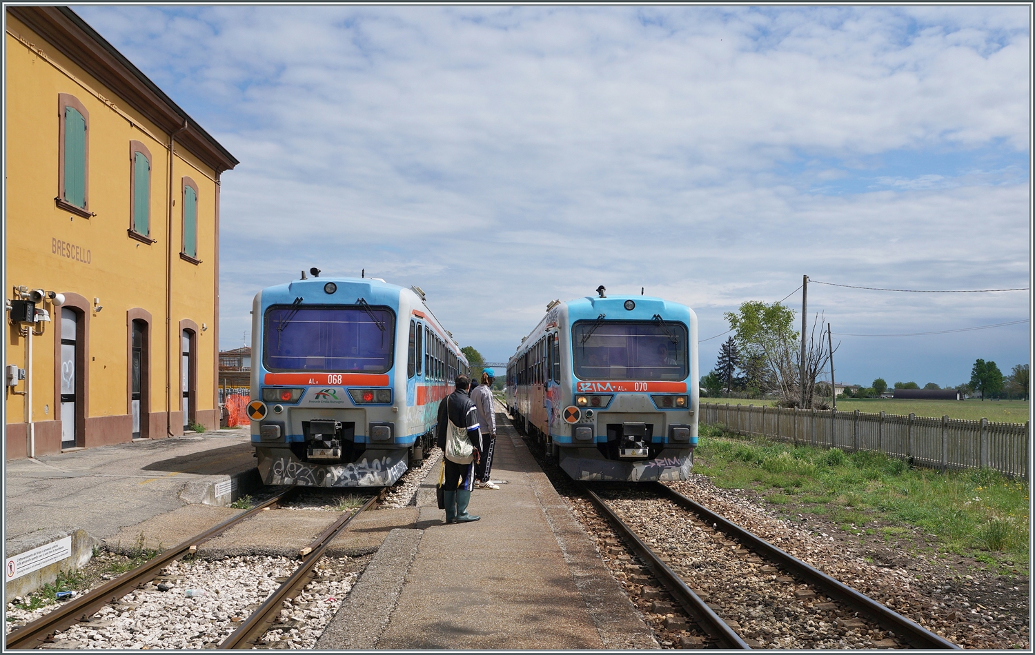 Die beiden TPER Regionale 90326 und 90325 kreuzen sich in Brescelo-Viadana. 
Der TPER 9036 von Parma nach Suzzara besteht aus den Aln 663 078 und 068, der Gengenzug 90325 von Suzzara nach Parma aus den Aln 663 070 und einem weitern FER Aln 663 FIAT Typ 72422. 

17. April 2023