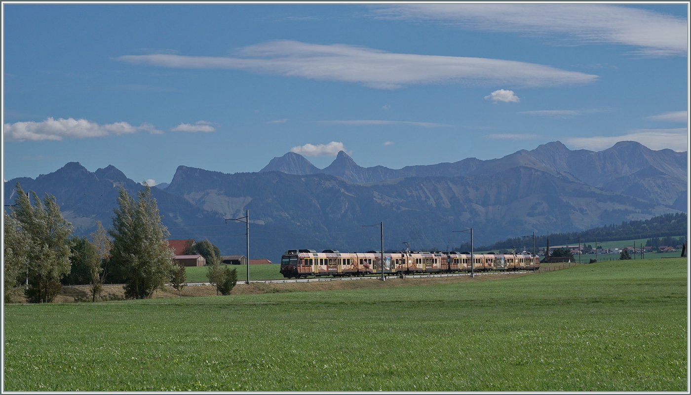 Die beiden TPF RBDe 560 245 und 235 Domino Züge in der  Chocolat Express  Werbung sind als RE 3825 von Broc-Farbique nach Bern unterwegs. Das Bild entstand zwischen Vaulruz und Sâles vor dem Hintergrund der Fribouger Alpen.

29. September 2023