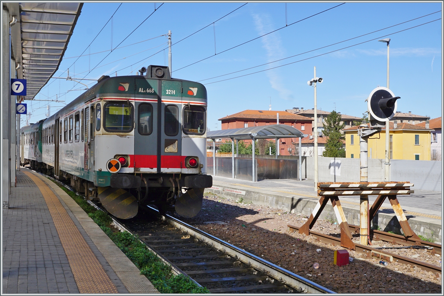 Die beiden Trenord Aln 668 3221 und 3211 sind von Brescia kommend an ihrem Zielbahnhof Parma angekommen. 

14. März 2023