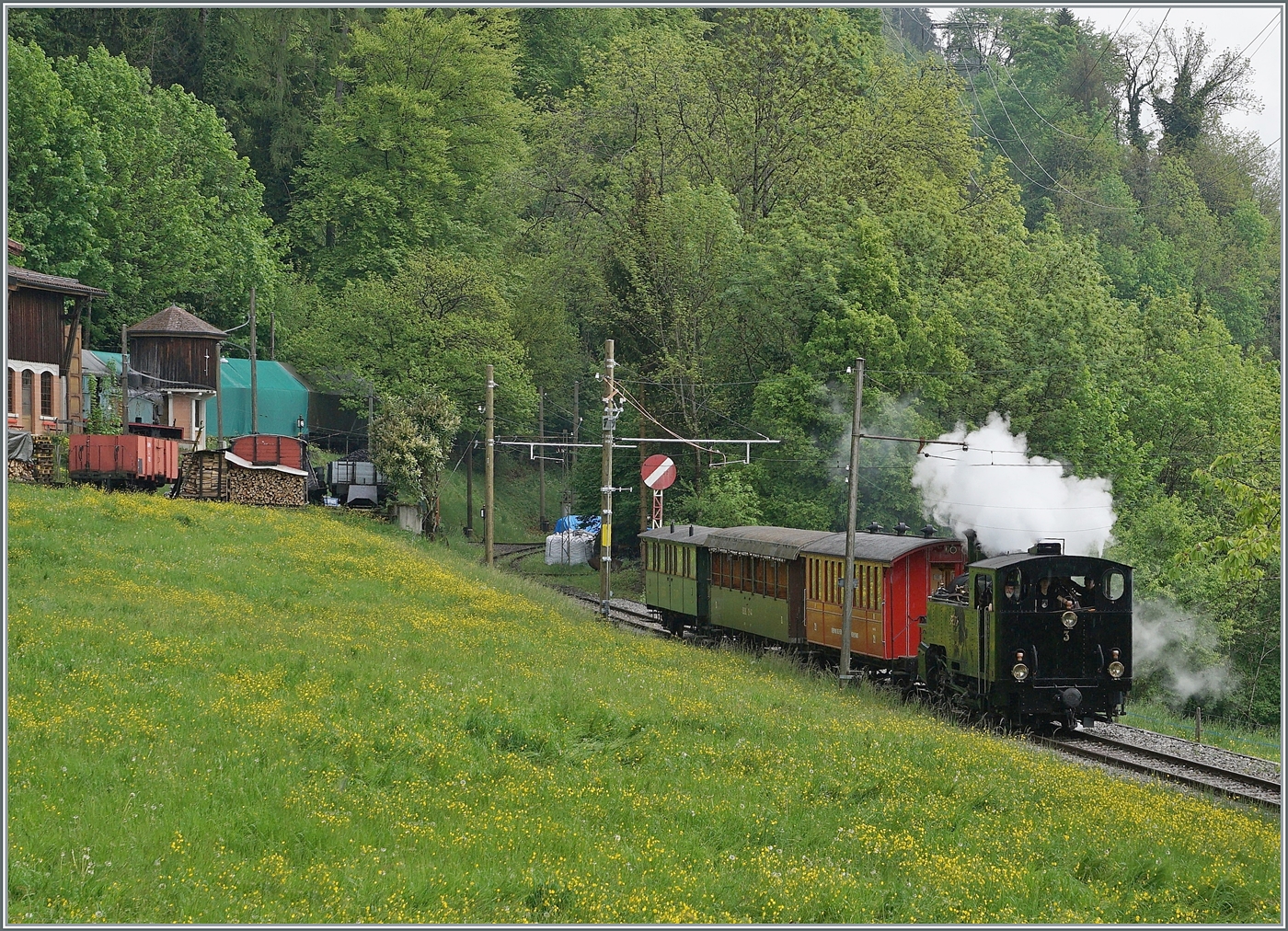 Die BFD HG 3/4 N° 3 der Blonay Chamby Bahn bespannt den ersten Dampfzug der Saison. Hier ist der Zug kurz nach der Abfahrt in Chaulin zu sehen. Der Dampfzug ist auf dem Weg nach Blonay.  

3. Mai 2025