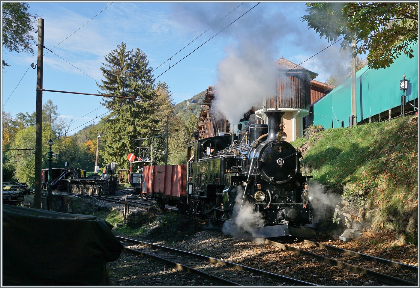 Die Blonay-Chamby BFD HG 3/4 N° 3 ist kaum in Chaulin angekommen, erwartet sei erneut ein Einsatz im Rangierdienst, diesmal müssen Kohlewagen ausetauscht werden. 

15. Okt. 2022