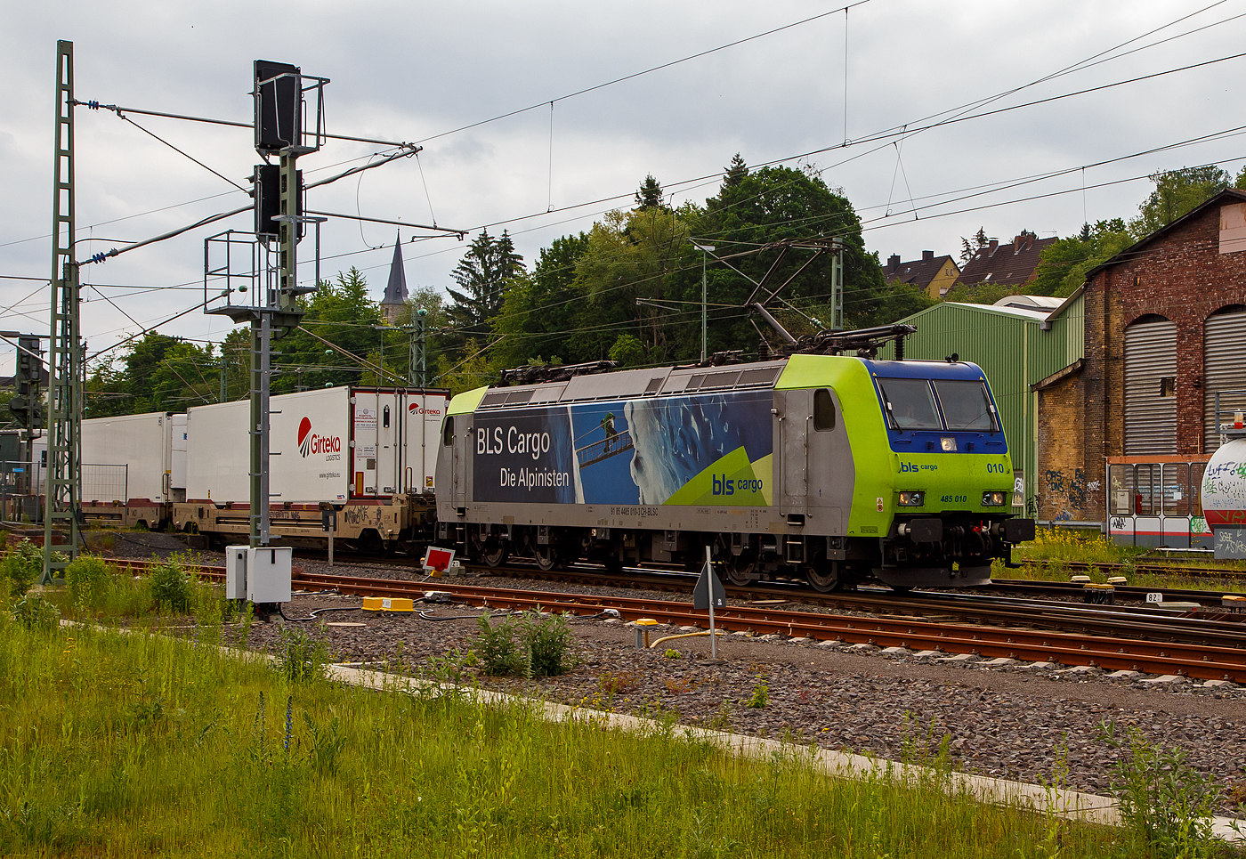 Die BLS Cargo 010, Re 485 010-3 (91 85 4485 010-3 CH-BLSC) fährt am 08.06.2021 mit einem KLV/CargoBeamer Alpinzug Domodossola- Kaldenkirchen, durch Betzdorf (Sieg) in Richtung Köln.

Die TRAXX F140 AC1 wurde 2003 von Bombardier in Kassel unter der Fabriknummer 33561 gebaut und an die BLS Cargo geliefert. Die Loks sind nur für die Schweiz und Deutschland zugelassen. 
