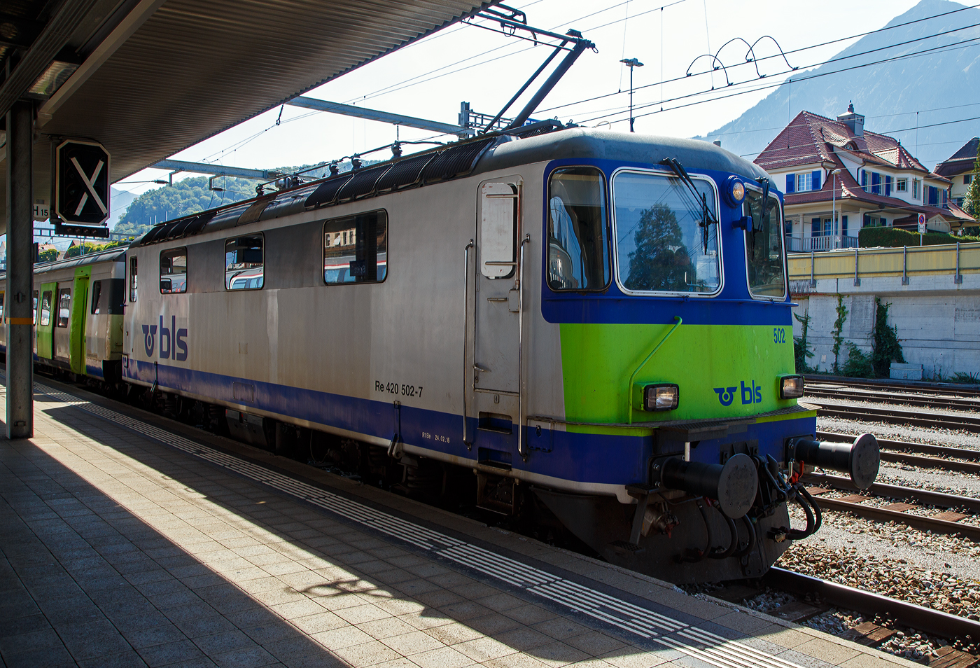 Die BLS Re 420 502-7 (ex SBB Re 4/4 II 11117) mit Einheitswagen III - Zug (EW III), als RE von Interlaken Ost nach Zweisimmen am 08 September 2021 im Bahnhof Spiez. Für mich war es ein Abschied von den BLS Re 420 und den BLS EW III-Pendel. Die Re 420 wurden alle schon verkauft oder ausrangiert/verschrottet, auch die EW III-Pendel werden/wurden ausrangiert. Die Leistungen übernehmen nun die neuen BLS RABe 528 – «MIKA».

Die Lokomotive der ersten Bauserie für die SBB wurde 1966 von dem Konsortium SLM (Fabriknummer 4649), BBC, MFO und SAAS gebaut, und als Re 4/4 II 11117 an die SBB geliefert (später SBB Re 420 117), im Dezember 2004 wurde sie an die BLS (Bern-Lötschberg-Simplon-Bahn) verkauft. 

Zwölf  der SBB Re 4/4 II (SBB Re 420 der 1.Serie/Prototypen) wurden Ende 2004 (6 Stück) und Ende 2005 (6 Stück) wurden von der SBB an die BLS verkauft und verkehrten dort als Re 420 501 bis Re 420 512. Es waren dies die grünen SBB Re 4/4 II – 11107, 11110, 11117, 11119, 11123, 11137 und 11142, sowie die Prototypen 11102–11106. Seit Ende 2009 wurden bereits die Re 420 507–512 nicht mehr eingesetzt und 2010 verschrottet. Die Re 420 503-5 und die 420 506-8 wurden im Januar 2013 in die Westschweiz verkauft, die 503-5 ging an die Travys, die 506-8 an die MBC (ex BAM), dort laufen sie mit den gleichen Nummern.

Inzwischen (2022/23) wurde die Re 420 50-9 an den Verein extrazug.ch verkauft, wo sie wieder als Re 420 110 (Re 4/4'' 11110) läuft. Die Re 420 502 (diese hier) und die Re 420 504 wurden an die WRS - Widmer Rail Services AG verkauft. Und die Re 420 505 wurde verschrottet, so besitzt die BLS keine Loks dieses Typs Re 420 (Re 4/4 II). Diese Loks waren seit den 1960er-Jahren sehr erfolgreich auf den Schweizer Schienen, die letzten drei der BLS zogen die Wagen der GoldenPass Line zwischen Interlaken Ost und Zweisimmen. 

Die Prototypen (11101–11106), sowie die Loks der ersten Bauserie (11107–11155) hatten nur einen Stromabnehmer. Die 1. Bauserie, war  mit einer Länge von 14.900 mm, um 100 mm länger als die Prototypen. Die SBB Loks der 2. Serie (11156–11349, 11371–11397) waren mit einer Länge von 15.410 mm nochmal um 510 mm länger.

TECHNISCHE DATEN:
Spurweite:  1.435 mm (Normalspur)
Achsfolge:  Bo'Bo'
Gebaute Stückzahl:  277
Hersteller: SLM / BBC / MFO / SAAS 
Dienstgewicht: 80 t
Länge über Puffer: 14.800 mm (Prototypen) /14.900 mm (1. Bauserie)
Drehzapfenabstand:  7.900 mm
Achsabstand im Drehgestell: 2.800 mm
Treibraddurchmesser: 	1.235 mm
Breite:  2.970 mm
Höhe:  4.500 mm
Leistung: 4.700 kW (6.320 PS)
Stundenzugkraft: 167 kN
Anfahrzugkraft: 255 kN
Höchstgeschwindigkeit: 140 km/h
Stromsystem:  15 kV, 16,7 Hz AC

Bei der SBB haben aber viele Re 4/4 II Modernisierungsprogramme durchlaufen und fahren so noch weiterhin als Re 420 bzw. 421.
