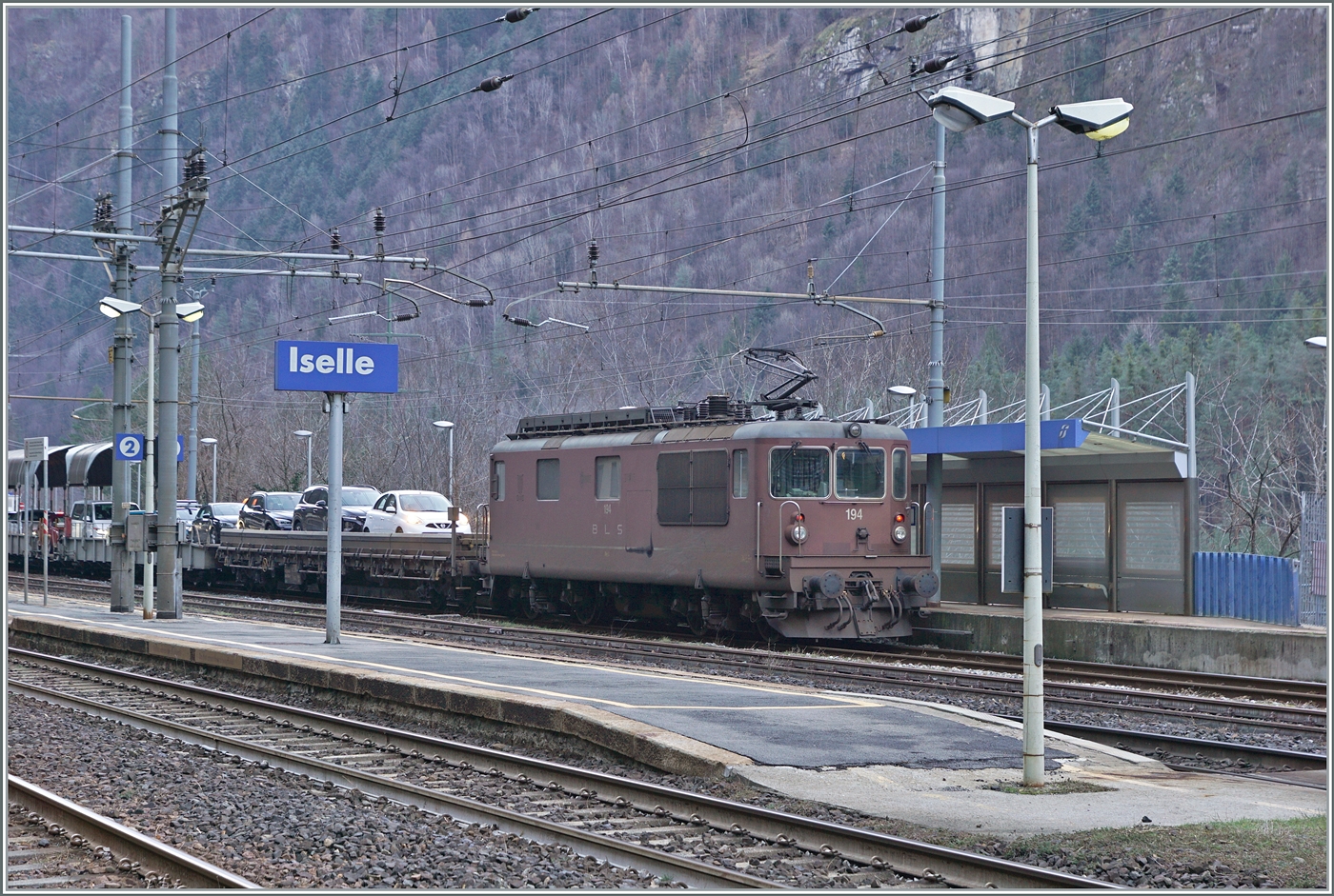 Die BLS Re 4/4 194 ist mit ihrem AT3 Autotunnelzug in Iselle angekommen.

3. Jan 2024