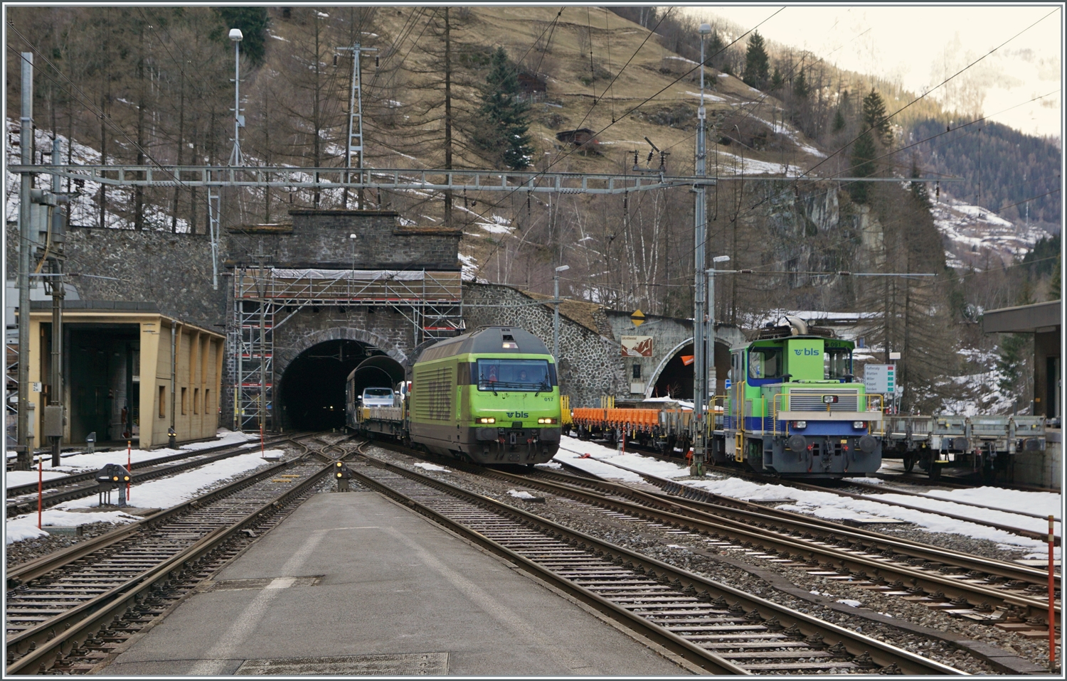 Die BLS Re 465 017 verlässt mit ihrem AT1 Autotunnelzug von Kandersteg nach Goppenstein den Lötschbergtunnel in Goppenstein.

3. Jan. 2024