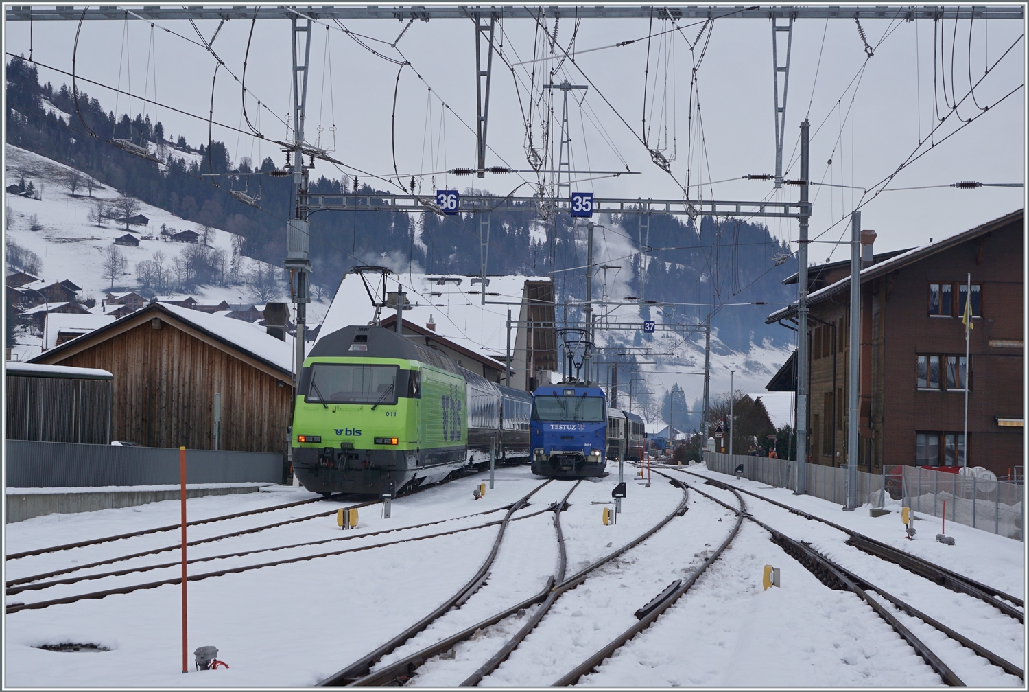 Die BLS Re 465 ist mit Spurwechselzug in Zweisimmen abgefahren und bringt ihn nun nach Interlaken Ost; im Hintergrund die MOB Ge 4/4 8001 die den Zug nach Zweisimmen brachte.

15. Dez. 2022