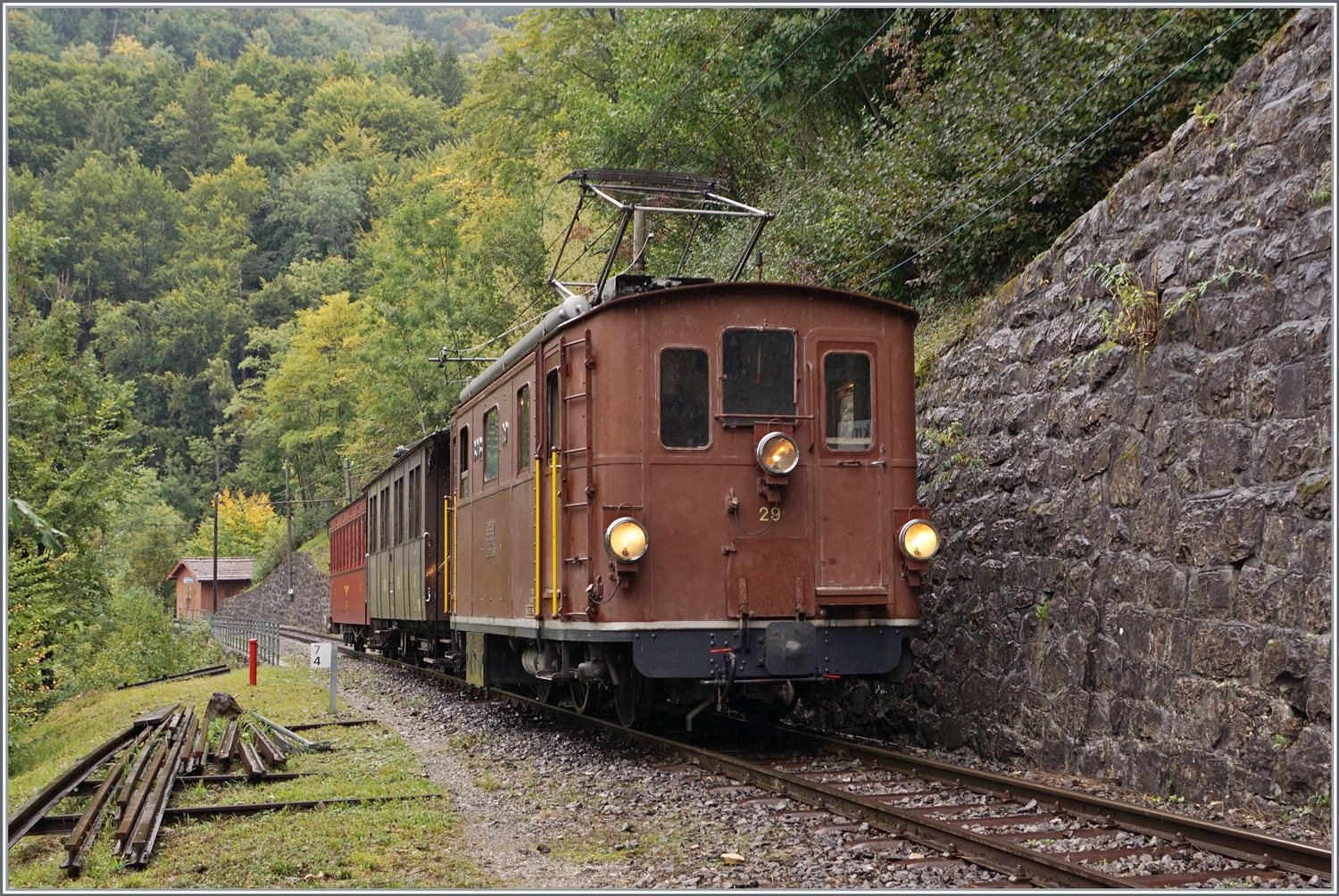Die BOB HGe 3/3 29 hat bei der Blonay-Chamby Bahn eine neue Heimat gefunden und zeigt sich hier in der Baye de Clarens Schlucht zwischen Vers-chez-Robert und Cornaux. 

1. Oktober 2022