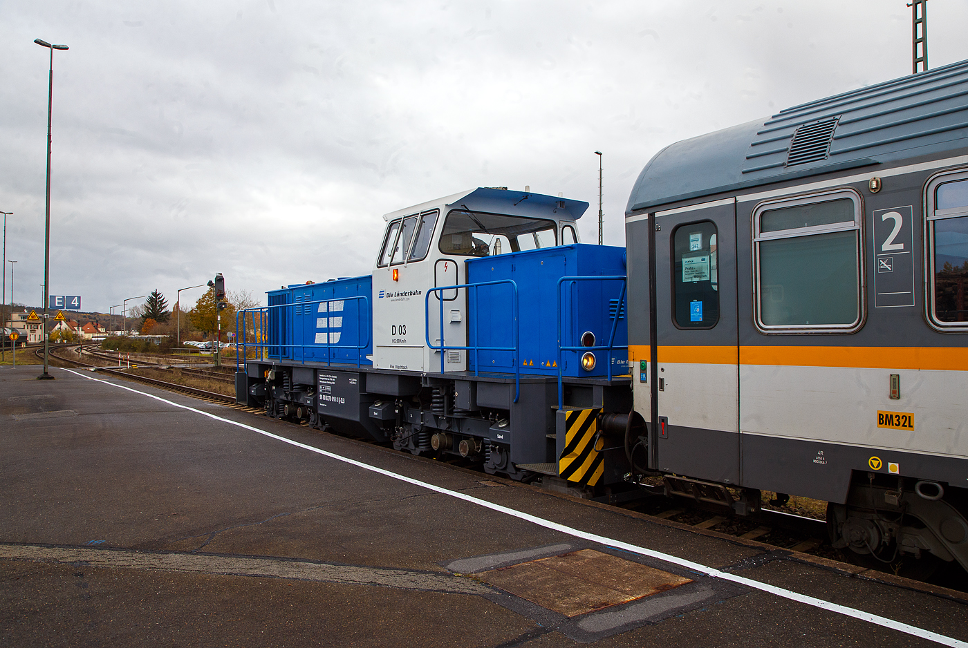 Die D 03 alias 270 010-8 (98 80 0270 010-8 D-DLB) eine MaK G 1202 BB der DLB - Die Länderbahn GmbH, ex D III der Regentalbahn AG, hat am 24.11.2022 im Bahnhof Schwandorf den weiter als RE 25 geführten alex-Zug bereitgestellt. 

An dem seitlichen gelben Licht am Führerhaus, kann man erkennen, die Lok wird über die Funk-Fernsteuerung gesteuert wird. Aus betriebsbedingten Gründen wurde für den alex RE 25 (Praha – Plzeň - Furth i.W. - Schwandorf – Regensburg – München), in Tschechien als EC 360 / Ex 6 geführt, in Schwandorf ein anderer Zug für die Weiterfahrt über Regensburg nach München bereitgestellt. So musste man umsteigen und den Bahnsteig 2 auf 4 wechseln.

Die MaK G 1202 BB wurde 1980 von MaK in Kiel unter der Fabriknummer 1000789 gebaut und am die Regentalbahn AG geliefert.
Seit 2015 firmieren die Töchter der Regentalbahn als DLB - Die Länderbahn GmbH.

Die Lokomotive MaK G 1202 BB ist eine dieselhydraulische Lokomotive, die von der Maschinenbau Kiel (MaK) gebaut wurde. Sie hat eine Leistung von 1.000 kW (ältere 945 kW) und erreicht eine maximale Geschwindigkeit von 60 km/h. Das Dienstgewicht der Lok beträgt ja nach Aufführung 72 - 88 t, diese hier hat durch Ballastgewichte ein Dienstgewicht von 80 t (ohne Zusatzgewichte 72 t). Die leistungsstärkere G 1202 BB war deutlich erfolgreicher als die G 1201 BB. Als ab 1981 die stärkeren MTU-Motoren der Reihe 396 eingebaut wurden, wurde die Typenbezeichnung in G 1204 BB geändert. 

TECHNISCHE DATEN:
Gebaute Anzahl: 12
Spurweite:  1.435 mm (Normalspur)
Achsformel:  B'B'
Länge über Puffer: 12.500 mm
Drehzapfenabstand: 5.800 mm
Achsabstand im Drehgestell:  2.400 mm
größte Breite: 3100 mm
größte Höhe über Schienenoberkante: 4.220 mm
Raddurchmesser neu: 1.000 mm 
kleinster befahrbarer Gleisbogen: 60 m
Dienstgewicht: 80 t (ohne Ballastgewichte 72 t)
Kraftstoffvorrat: 2.500 l
Motor: MTU-V12-Zylinder-Dieselmotor mit Common-Rail-Einspritzung, Abgasturboaufladung und Ladeluftkühlung vom Typ MTU 12V 396 TC12  (ältere MTU 12V 331 TC11)
Leistung: 1.000 kW (ältere 945 kW)
Getriebe: Voith L5r4U2
Höchstgeschwindigkeit: 60 km/h (andere Ausführungen 40 – 75 km)