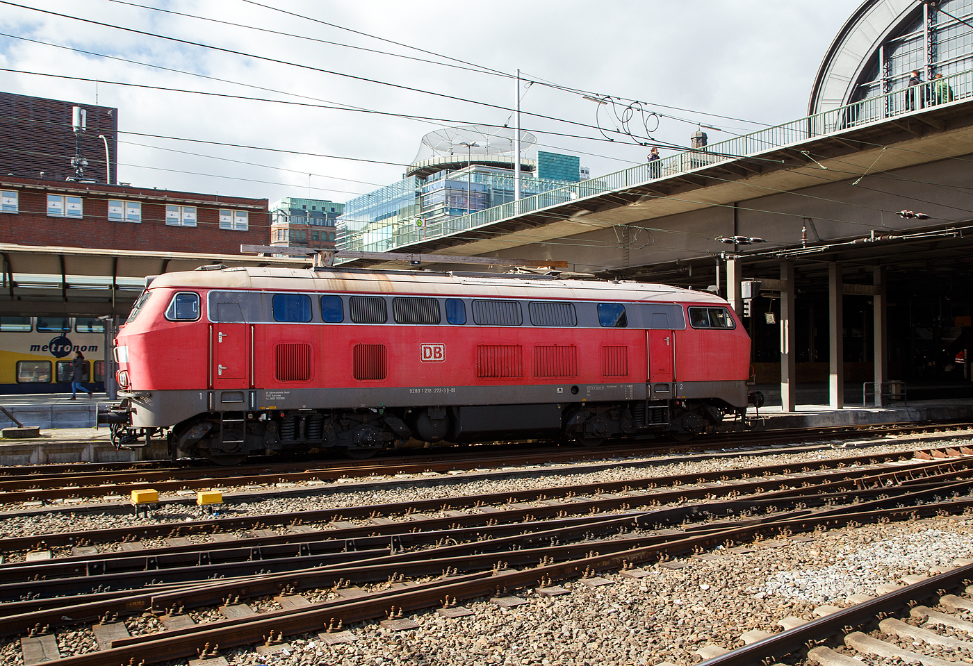 Die DB 218 272-3 (92 80 1218 272-3 D-DB) fährt am 19.03.2019 durch den Hbf Hamburg. 

Die Lok wurde 1973 von Henschel & Sohn in Kassel unter der Fabriknummer 31749 gebaut.