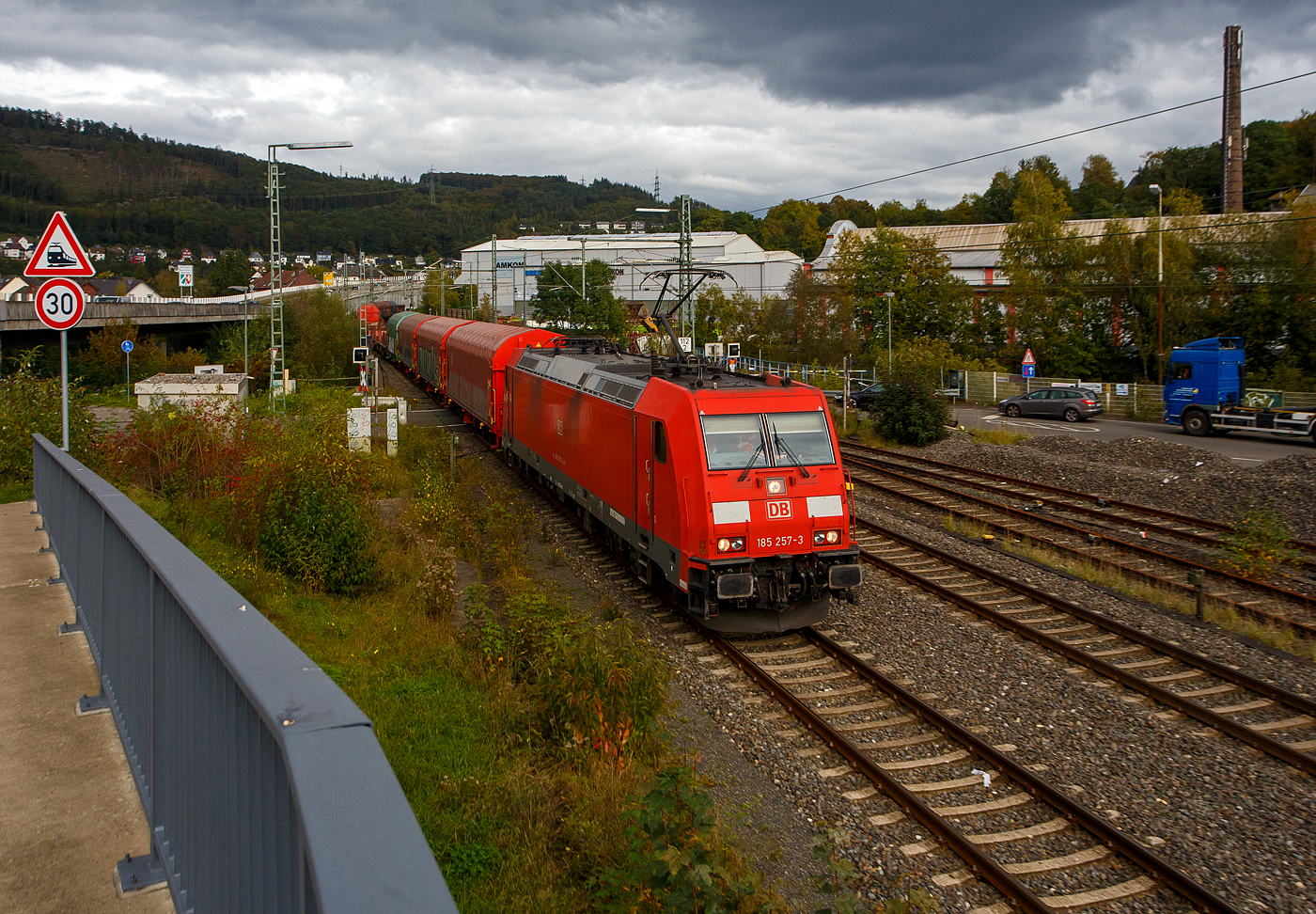 Die DB Cargo 185 257-3 (91 80 6185 257-3 D-DB) fährt am 16 Oktober 2023 mit einem gemischten Güterzug durch Niederschelden/Sieg in Richtung Köln. Seit langem für mich wieder ein Güterzug auf Siegstecke.

Die TRAXX F140 AC2 wurde 2006 bei Bombardier in Kassel unter der Fabriknummer 34104 gebaut. Sie hat die Zulassungen für Deutschland und Österreich.
