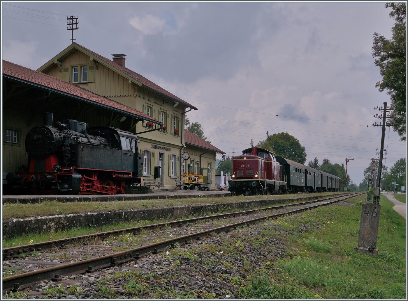 Die Diesellok 211 041-9 (92 80 1211 041-9 D-NeSA) erreicht mit ihrem Zug von Weizen kommend den Bahnhof Zollhaus Blumberg. 

27. August 2022 