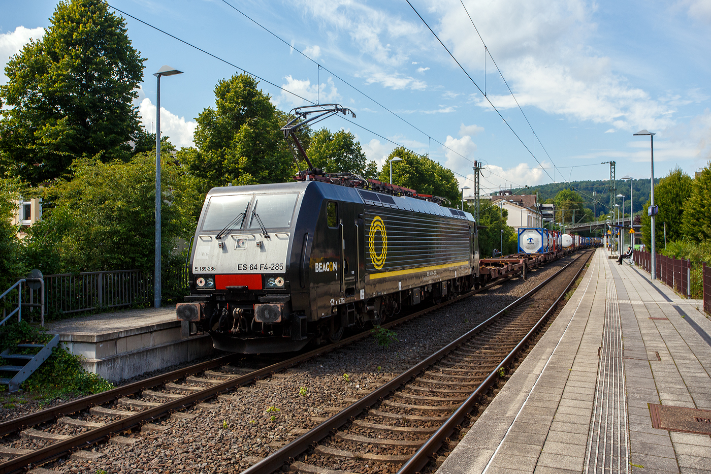 Die E 189-285 bzw. ES 64 F4 - 285 / LZB 189 285-0 (91 80 6189 285-0 D-DISPO Class 189 - VK) der BRCE - Beacon Rail Capital Europe GmbH (München), ex MRCE Dispolok, fährt am 30 Juli 2025 mit einem KLV-Zug durch den Bahnhof Kirchen/Sieg in Richtung Köln. Hier hatte sie kurz Hp 0 Halt. 

Die Siemens EuroSprinter wurde 2009 von Siemens in München unter der Fabriknummer 21631 gebaut. Diese Lok hat Zulassung für Deutschland, Österreich, die Niederlande und (neuerdings) Rumänien. Die Lok wurde an die MRCE Dispolok GmbH in München ausgeliefert, seit September 2023 hat die Beacon Rail Metro Finance B.V. die Mitsui Rail Capital Europe B.V. (Amsterdam) und somit auch die Mitsui Rail Capital Europe GmbH im München übernommen, so firmiert sie nun als Beacon Rail Capital Europe GmbH, München (BRCE / DISPO).

Die BR 189 (Siemens ES64F4) hat eine Vier-Stromsystem-Ausstattung. Sie ist in allen vier in Europa üblichen Bahnstromsystemen einsetzbar. Diese hier hat die Variante K (Class 189-VK) und besitzt die Zugbeeinflussungssysteme LZB/PZB, ETCS und ATB für den Einsatz in Deutschland, Österreich, Rumänien und den Niederlanden.

Die Stromabnehmerbestückung ist folgende: 
Pos. 1: D, A, RO, NL (AC)
Pos. 2: NL (DC)
Pos. 3: NL (DC)
Pos. 4: D, A, RO, NL (AC)

TECHNISCHE DATEN:
Spurweite: 1.435 mm (Normalspur)
Achsformel: Bo’Bo’
Länge über Puffer: 19.580 mm
Achsabstand im Drehgestell:  2.900 mm
Dienstgewicht: 87 t
Stundenleitung: 6.400 kW bei 15 kV / 25 kV AC; 6.000 kW bei 3 kV DC und 3.000 kW bis 4.200 kW bei 1,5 kV DC
Anfahrzugkraft: 300 kN
Maximale Dauerzugkraft bis 84 km/h; 270 kN
Höchstgeschwindigkeit: 140 km/h
Stromsysteme: 15 kV, 16,7 Hz AC; 25 kV, 50 Hz AC; 1,5 kV und 3 kV DC
