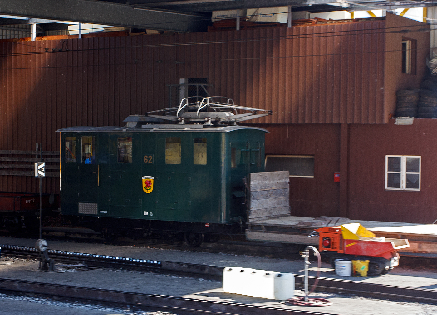 Die elektrische Zahnradlokomotive der Schynige Platte-Bahn - SPB He 2/2 62 (ex WAB He 2/2 62) am 02.10.2011 im Bahnhofsareal von Wilderswil.

Die Gleichstrom-Elektro-Zahnradlokomotive wurde 1912 von der Schweizerischen Lokomotiv- und Maschinenfabrik (SLM) in Winterthur unter der Fabriknummer 2237 gebaut, die elektrische Ausrüstung ist von der Elektrizitätsgesellschaft Alioth (EGA). Die Lok, in der Spurweite 800 mm mit dem Zahnradsystem Riggenbach-Pauli, wurde an die Wengernalpbahn (WAB) geliefert, 1991 wurde sie an die BOB für SPB verkauft.

Die bei der Schynige Platte-Bahn eingesetzten Lokomotiven weichen nur wenig voneinander ab. Alle Maschinen haben eine Länge von 5,74 Metern und eine Leistung von 220 kW. Die Nummern 11 – 14 haben gegenüber den übrigen Lokomotiven eine um 1 km/h höhere Höchstgeschwindigkeit von 12 km/h und wiegen 16,3 Tonnen statt 16 Tonnen. 

Die Lokomotiven mit den Nummern 11 bis14 wurden 1913 direkt von der SLM für Schynige Platte-Bahn gebaut. Die Lokomotiven mit den Nummern 15 – 20 und 61 – 63 wurden von der Wengernalpbahn übernommen.

Die He 2/2 elektrische Zahnradlokomotiven für Gleichspannung von 1.500 Volt und einer Spurweite von 800 mm.Bei den Maschinen mit zwei Laufachsen und zwei Triebzahnrädern handelt es sich um reine Zahnradlokomotiven. Die beiden Triebzahnräder, für das Zahnstangensystem Riggenbach-Pauli und Von Roll, sind nicht auf den Laufachsen angebracht, sondern unmittelbar neben der Laufachsen gegen die Fahrzeugmitte. Der mechanische Teil stammt von der Schweizerischen Lokomotiv- und Maschinenfabrik (SLM) in Winterthur, die elektrische Ausrüstung erhielten die Lokomotiven durch die Elektrizitätsgesellschaft Alioth (EAG), umgangssprachlich Alioth, in Münchenstein. Für die Talfahrt haben die Lokomotiven als Beharrungsbremse eine selbsterregte elektrische Widerstandsbremse, die eine Talfahrt mit gesenktem Stromabnehmer ermöglicht.

Charakteristisch für die langlebigen Maschinen ist der kantige Lokomotivkasten mit den beidseitigen bullaugenförmigen runden Maschinenraumfenstern die mit Deckleisten und einem mächtigen Stromabnehmer mit zwei Schleifstücken, der mit damaligen wie auch heutigen Pantografen wenig gemeinsam hat. Erst in den 1960er und der ersten Hälfte der 1970er Jahre erhielten die Lokomotiven Pantografen üblicher Bauart.

Die 5.740 mm langen Lokomotiven mit einem Dienstgewicht von rund 16 t verkehren mit ihren 300 PS auf Neigungen bis zu 250 ‰ in der Regel mit zwei Vorstellwagen, auf Steigungen bis rund 190 ‰ in der Regel mit drei Vorstellwagen. Sie erreichen dabei bei der Bergfahrt eine Geschwindigkeit von rund 10 bis 11 km/h, abhängig von der Belastung und der effektiven Fahrdrahtspannung. Bei der Talfahrt ist die Geschwindigkeit aus Sicherheitsgründen auf maximal 12 km/h limitiert.

TECHNISCH DATEN derSPB He 2/2 62:
Baujahre: 1912
Spurweite: 800 mm
Zahnradsystem: 	Riggenbach-Pauli
Länge über Puffer : 5.740 mm
Achsstand: 2.600 mm
Zahnradteilkreis-Ø: 700 mm
Laufraddurchmesser: 525 mm (neu)
Dienstgewicht: 16 t
Leistung: 2 x 110 kW
Zul. Höchstgeschwindigkeit: 12km/h
Übersetzung:  1:11,6
Stromsystem: 1500 V DC
Beharrungsbremse: elektrisch
Max. Neigung : 250 ‰
