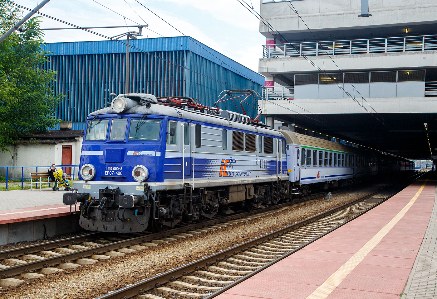 Die EP 07 – 400  (91 51 1 140 090-8 PL-PKPIC) der PKP Intercity, ex PKP EU07-400, am 25 Juni 2017 im Hauptbahnhof Posen (Poznań Główny) mit dem TLK 56134 von Wrocław Glowna via Gdańsk (Danzig) nach Gdynia Glowna / Gdingen Hbf (von 1939–1945 Gotenhafen bekannt), eine Hafenstadt in der Danziger Bucht (Polen).

Die Lok vom Typ HCP 303E wurde1986 von der H. Cegielski – Poznań S.A. (HCP) im polnischen Posen unter der Fabriknummer 303E-300 gebaut und an die PKP geliefert. Im Jahr 1996 erfolgte der Umbau zur EU07-400, hierzu wurde das Getriebe von einem Übersetzungsverhältnis von 79:18 auf ein solches von 76:21 umgebaut. 

Die Zuggattung TLK - Twoje Linie Kolejowe ist die Antwort der PKP Intercity auf die steigenden Erwartungen der Fahrgäste gegenüber den Fernzügen, die von ihrem Transportunternehmen vor allem günstige Fahrkartenpreise erwarten, ein breites Sortiment an Sonderangeboten sowie eine angemessene Anzahl der Verbindungen mit Halt an Unterwegsbahnhöfen erwarten. Auf diese Weise kann der Fahrgast mit TLK günstig und bequem reisen.

Die ersten TLK Züge, die das günstige Reisen unterstützen sollten, kamen im Jahr 2005 auf die Gleise. Am 1. Januar 2011 wurde der Name der Marke geändert, von Tanie Linie Kolejowe (deutsch: Billige Bahnstrecke) in Twoje Linie Kolejowe (deutsch: Deine Bahnstrecke), ab dem 19. März 2013 wurde, um den Reisenden höheren Komfort bieten zu können, die vollständige Platzreservierung in allen Wagen der Züge TLK eingeführt (der Preis für die „Platzreservierung” ist im Ticketpreis inbegriffen).
