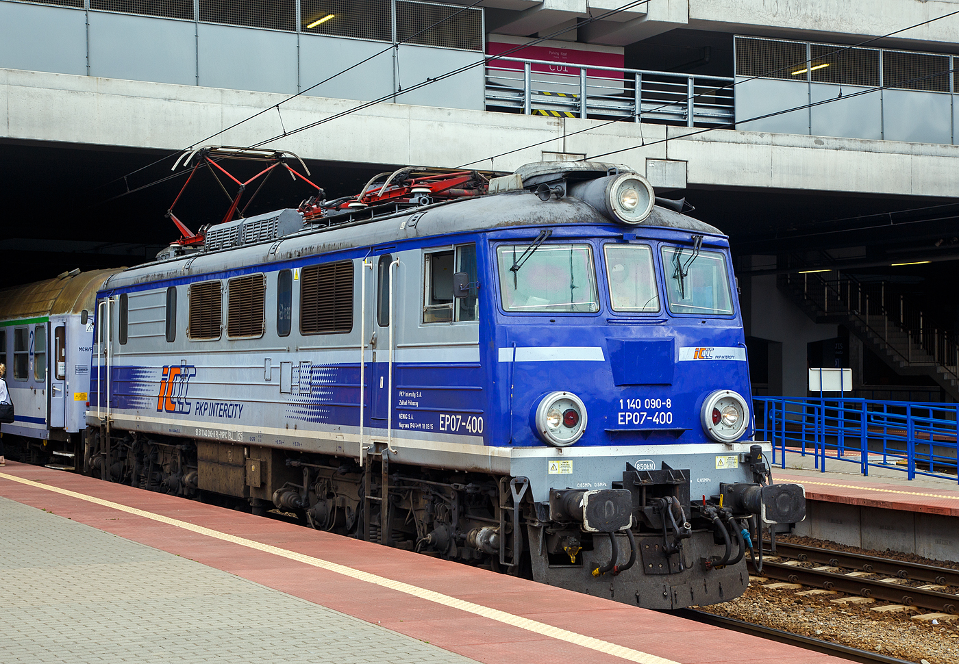 Die EP 07 – 400  (91 51 1 140 090-8 PL-PKPIC) der PKP Intercity, ex PKP EU07-400, am 25 Juni 2017 im Hauptbahnhof Posen (Poznań Główny) mit dem TLK 56134 von Wrocław Glowna via Gdańsk (Danzig) nach Gdynia Glowna / Gdingen Hbf (von 1939–1945 Gotenhafen bekannt), eine Hafenstadt in der Danziger Bucht (Polen).

Die Lok vom Typ HCP 303E wurde1986 von der H. Cegielski – Poznań S.A. (HCP) im polnischen Posen unter der Fabriknummer 303E-300 gebaut und an die PKP geliefert. Im Jahr 1996 erfolgte der Umbau zur EU07-400, hierzu wurde das Getriebe von einem Übersetzungsverhältnis von 79:18 auf ein solches von 76:21 umgebaut. 

Die Zuggattung TLK - Twoje Linie Kolejowe ist die Antwort der PKP Intercity auf die steigenden Erwartungen der Fahrgäste gegenüber den Fernzügen, die von ihrem Transportunternehmen vor allem günstige Fahrkartenpreise erwarten, ein breites Sortiment an Sonderangeboten sowie eine angemessene Anzahl der Verbindungen mit Halt an Unterwegsbahnhöfen erwarten. Auf diese Weise kann der Fahrgast mit TLK günstig und bequem reisen.

Die ersten TLK Züge, die das günstige Reisen unterstützen sollten, kamen im Jahr 2005 auf die Gleise. Am 1. Januar 2011 wurde der Name der Marke geändert, von Tanie Linie Kolejowe (deutsch: Billige Bahnstrecke) in Twoje Linie Kolejowe (deutsch: Deine Bahnstrecke), ab dem 19. März 2013 wurde, um den Reisenden höheren Komfort bieten zu können, die vollständige Platzreservierung in allen Wagen der Züge TLK eingeführt (der Preis für die „Platzreservierung” ist im Ticketpreis inbegriffen).
