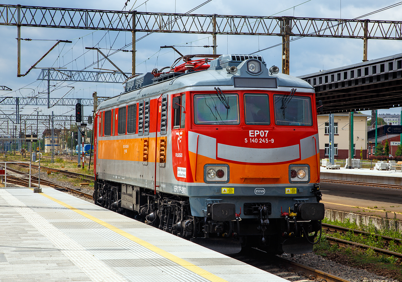 Die EP 07 P – 2001 (91 51 5 140 245-9 PL-PREG) der POLREGIO  (Przewozy Regionalne sp. z o.o.), ex PKP EU07-046, am 25.06.2017 beim Umsetzen im Hauptbahnhof Posen (Poznań Główny). 

Diese ist eine der wenigen die älteren Typ Pafawag 4E umgebaut wurde. Die Lok wurde 1968 Pafawag unter der Fabriknummer 4E-046 gebaut, 2012 erfolgte der Umbau/Modernisierung durch  ZNLE Gliwice (heute Newag Gliwice) in die EP07-2001. 

Die PKP Baureihe EP07 entstanden aus Umbauen der Baureihe EU 07 d.h. Loks vom Typ HCP 303E (HCP = H.Cegielski – Poznań S.A.) bzw. der älteren Pafawag 4E. Die Loks wurden besser an die Bedürfnisse des Schnellzugverkehrs angepasst, da die Motoren bei höheren Geschwindigkeiten störanfällig waren. Hierzu wurde das Getriebe von einem Übersetzungsverhältnis von 79:18 auf ein solches von 76:21 umgebaut. Überwiegend wurden für den Umbau Lokomotiven der zweiten Serie (HCP 303E) verwendet, nur 15 EU07 der älteren Pafawag 4E wurden umgebaut.

Die eigentliche PKP Ausgangs-Baureihe EU07 entstand aus der ab 1961 von English Electric gelieferte Baureihe EU06, welche ab 1965 dann von Pafawag (Państwowa Fabryka Wagonów) in Wrocław in Lizenz nachgebaut wurde. Es wurden lediglich kleine Veränderungen vorgenommen (geringfügig vergrößerte Breite). Die Lizenzbauten erhielten die Typenbezeichnung 4E und wurden als Baureihe EU07 an die PKP ausgeliefert. Bis 1974 wurden 240 Lokomotiven gebaut. 

Von der Baureihe EU07 wurde 1972 durch Änderung des Getriebes die Baureihe EP08 für eine Höchstgeschwindigkeit von 140 km/h (statt 125 km/h bei der EU07) abgeleitet.
Im Jahr 1983 wurde der Bau der Baureihe EU07 fortgesetzt, jetzt aber von H.Cegielski – Poznań S.A. (HCP). Hierbei wurden einige Änderungen vorgenommen (verstärkter, um 0,32 m verlängerter Lokkasten mit gesickten Seitenwände, für den Einbau einer automatischen Kupplung vorbereitet, um 3,4 t erhöhtes Gewicht). Diese Variante erhielt die Typenbezeichnung 303E, wurde aber ebenfalls als EU07 bei den PKP eingereiht. Bis 1992 wurden 242 Lokomotiven des Typs 303E gebaut. Drei weitere entstanden 1990 bis 1994 aus einzelnen Hälften von Lokomotiven der Baureihe ET41.

TECHNISCHE DATEN:
Hersteller:  Pafawag, Wrocław (4E) / Cegielski, Poznań (303E)
Spurweite: 1.435 mm (Normalspur)
Achsanordnung:  Bo' Bo'
Länge über Kupplung: 15.915 mm (16.235 mm bei Typ 303E)
Höhe: 4.343 mm
Breite: 3038 mm
Drehzapfenabstand: 8.550 mm
Achsabstand im Drehgestell: 3.050 mm
Dienstgewicht: 80,4 t    (83,4 t  beim Typ 303E)
Höchstgeschwindigkeit: 125 km/h
Stundenleistung: 2.080 kW
Dauerleistung: 2.000 kW
Treibraddurchmesser:  1.250 mm (neu)
Stromsystem: 3 kV Gleichstrom
Anzahl der Fahrmotoren: 4 x EE541
