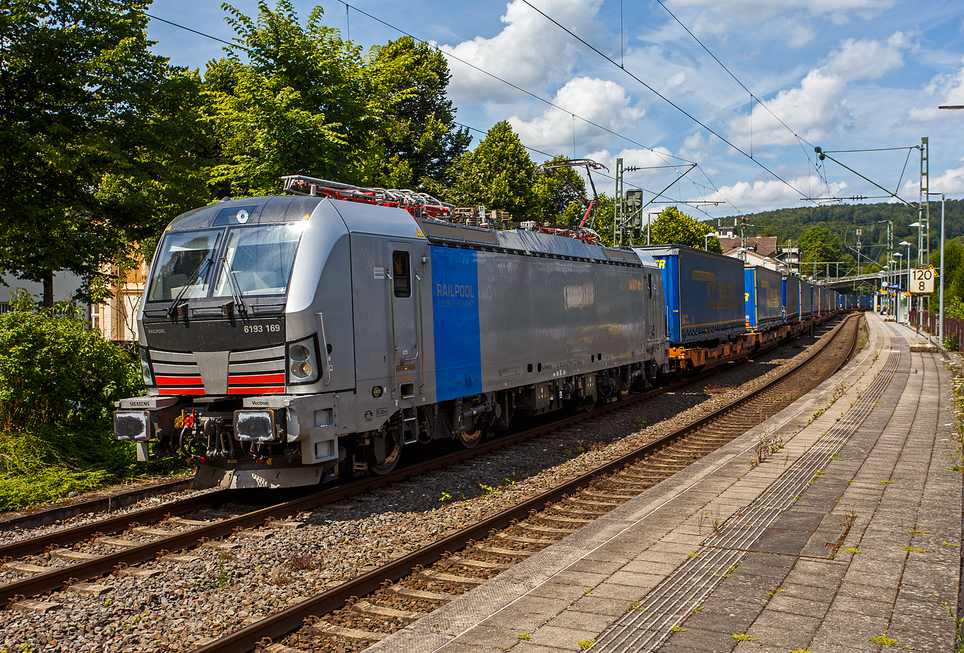 Die fast fabrikneue an die ecco-rail GmbH vermietete SIEMENS Vectron MS 6193 169 (91 80 6193 169-0 D-Rpool) der Railpool GmbH (München) fährt am 18 Juli 2024 mit einem KLV-Zug / LKW Walter Ganzhzug (Taschenwagen beladen mit Sattelauflieger der LKW Walter) durch den Bahnhof Kirchen (Sieg) in Richtung Köln.

Die Multisystemlokomotive Siemens Vectron MS wurde 2024 von Siemens Mobilitiy in München-Allach unter der Fabriknummer 23469 gebaut und im Mai 2024 ausgeliefert.

Diese Vectron Lokomotive ist als MS – Lokomotive (Mehrsystemlok) mit 6.400 kW Leistung und 160 km/h Höchstgeschwindigkeit konzipiert. Hier in der Variante Vectron MS A 22 hat sie die Zulassungen für Deutschland, Österreich, Schweiz, Italien und die Niederlande (D/A/CH/I/NL).Die SIEMENS Vectron MS der Version A 22 besitzt die Zugsicherungssysteme ETCS BaseLine 3, sowie
für Deutschland (PZB90 / LZB80 (CIR-ELKE I)), 
für Österreich (ETCS Level 1 mit Euroloop, ETCS Level 2, PZB90 / LZB80),
für die Schweiz (ETCS Level 2, ZUB262ct, INTEGRA)
für Italien (SCMT)
und für die Niederlande (ETCS Level 1, ETCS Level 2, ATB-EGvV)

Der Lokmieter, die ecco-rail GmbH ist ein österreichisches Eisenbahnverkehrsunternehmen mit Sitz in Wien und wurde 2011 gegründet. Das Unternehmen befördert Güterzüge in Europa, hauptsächlich jedoch in Österreich und Deutschland. Das Unternehmen setzt moderne Elektrolokomotiven ein, welche von Lokomotivvermietern angemietet werden. Im Bestand sind unter anderem Lokomotiven der Baureihen 185 bzw. 187 (angemietet von Railpool), 189 (angemietet von Beacon Rail Capital Europe, ex MRCE) und 193 (angemietet von Railpool sowie ELL Austria), sowie zwei Lokomotiven vom Typ Stadler Eurodual (BR 2159) und zwei vom Typ Euro 9000 (BR 2019). Die Stadler Lokomotiven werden von European Loc Pool angemietet.

