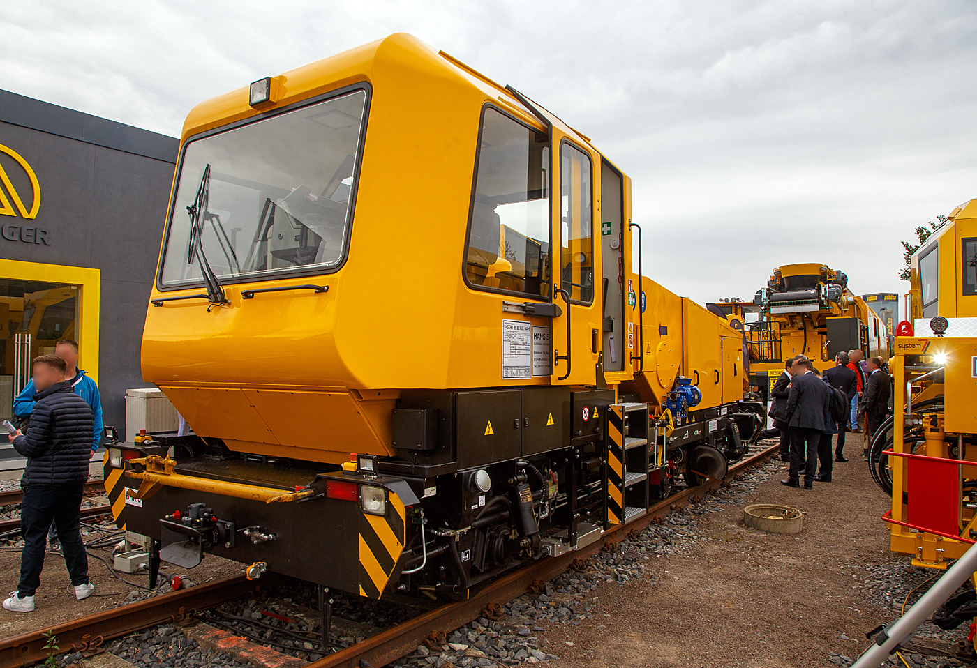 Die Firma Hans Strube GmbH & Co. KG aus Buchholz (Nordheide) präsentierte auf der iaf 2022 (28. Internationale Ausstellung Fahrwegtechnik) in Münster, hier am 31 Mai 2022, das Gleiskraftwagen SKL – F mit Schienenfräse, Nebenfahrzeug D-STRU 99 80 9685 044-6.

Das Gleiskraftwagen SKL 26 LK wurde 1993 vom Werk für Gleisbaumechanik der DR (später/heute GBM Gleisbaumechanik Brandenburg/H. GmbH) unter der Fabriknummer 29.1.051 noch für die DR - Deutsche Reichsbahn gebaut. Ab 01.01.1994 dann als DB 29.1.051 der Deutsche Bahn AG, GB Bahnbau, später DB Netz AG. Im Jahr 2015 ging er an die Fima Hans Strube Gleisbau, Hochbau, Tiefbau GmbH & Co. KG in Buchholz (Nordheide), wo er auch aufgearbeitet wurde. Bei der BMB Bremer Maschinenbau GmbH erfolgte 2021 der Umbau/Aufbau einer mit Schienenfräseinrichtung. Die Firma Hans Strube vermarktet dieses nun unter der Bezeichnung „SKL-F“ 

Das Spender-/Trägerfahrzeug ex DR SKL 26 LK (BA 291) hat einem MAN-Motor und ein ZF Getriebe, dies kann man anhand der Nr. 29.1 (BA 291) eindeutig erkennen.

Die letzte rein  ostdeutsche  Entwicklung eines Schwerkleinwagens war der SKL 26 LK. Das ab 1991 bei dem DR-Werk für Gleisbaumechanik (GBM) in Brandenburg (Havel) gebaute Fahrzeug war deutlich moderner als die bisherigen ost- und westdeutschen Fahrzeuge. Die Öffnung der DDR und die darauf folgende Wiedervereinigung erschlossen neue Beschaffungswege, so dass die Motoren und Getriebe in Westdeutschland bzw. im westeuropäischen Ausland bezogen wurden.

Das Fahrzeug wurde fast komplett neu konstruiert und hat nur geringe Ähnlichkeiten mit seiner Vorgängerbauart SKL 25. Die auffälligste Neuerung gegenüber seinem Vorgänger ist das neu entwickelte Führerhaus, das neben technischen Neuerungen ein deutlich moderneres Aussehen, größere Fensterflächen und Schiebetüren statt der zuvor verwendeten Klapptüren aufweist. Durch die Wiedervereinigung war es der DR nun auch möglich, Motoren, Getriebe und Ladekräne von Herstellern zu beziehen, die nicht in der DDR vertreten waren. So wurden neben Atlas-Kranen auch Motoren von MAN und Deutz eingebaut, die im SKL 26 verbauten Getriebe stammen von ZF und Clark. Im Gegensatz zum SKL 25 wurde keine Variante ohne Ladekran mehr angeboten. 

Die Höchstgeschwindigkeit beträgt 80 km/h und damit deutlich mehr als bei der Vorgängerbauart. Diese Anhebung war nötig, da die regulären Zuggeschwindigkeiten ebenfalls angestiegen waren und die älteren SKL somit eine Behinderung auf regulär befahrenen Strecken darstellten.

Die möglichen Kombinationen aus Motor und Getriebe führten zu vier Bauarten des SKL 26, die durch die Betriebsnummer unterschieden wurden: Die Bauartnummer 26 bezeichnet Fahrzeuge mit Deutz-Motoren, die Bauartnummer 29 diejenigen mit MAN-Motoren. Die anschließende Ziffer unterscheidet zwischen den Getrieben der Firmen ZF (26.1 bzw. 29.1) und Clark (26.2 bzw. 29.2). Trotz dieser Unterscheidungen ist die laufende Nummer der Fahrzeuge eindeutig.

Aus dem SKL 26 wurde 1994 die sehr erfolgreiche GAF-Baureihe entwickelt, die abweichend zu den bisherigen Nebenfahrzeugen über reguläre Zug- und Stoßeinrichtungen verfügt. Die Produktion des SKL 26 wurde daraufhin im folgenden Jahr eingestellt.

TECHNISCHE DATEN:
Spurweite:  1.435 mm (Normalspur)
Achsformel:  B
Länge über Kupplung:  7.780 mm 
Höhe: 3.310 mm
Breite: 2.600 mm
Achsabstand: 	4.800 mm
Treibraddurchmesser:  750 mm
Leergewicht: 15.800 kg
Nutzlast: 	1.700 kg
Zul. Anhängelast: 40 t
Höchstgeschwindigkeit: 	80 km/h
Installierte Leistung: 118 kW (160 PS)
Motorentyp: MAN 6-Zylinder Dieselmotor Serie 26.... (Deutz F6L413F)
Bremse: 	indirekte Druckluft-Klotzbremse, Federspeicherbremse
Kupplungstyp: 	Mittelpuffer-Nebenfahrzeugkupplung (Rockinger Kupplung)
Zur Mitfahrt zugel. Personenanzahl: 6
