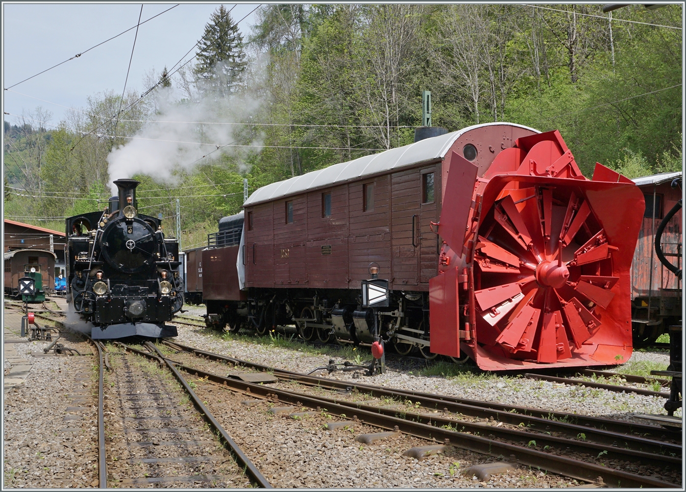 Die HG 3/4 N° 3 und die Xrot 1052 (ex FO -> RhB) in Chaulin.

6. Mai 2023