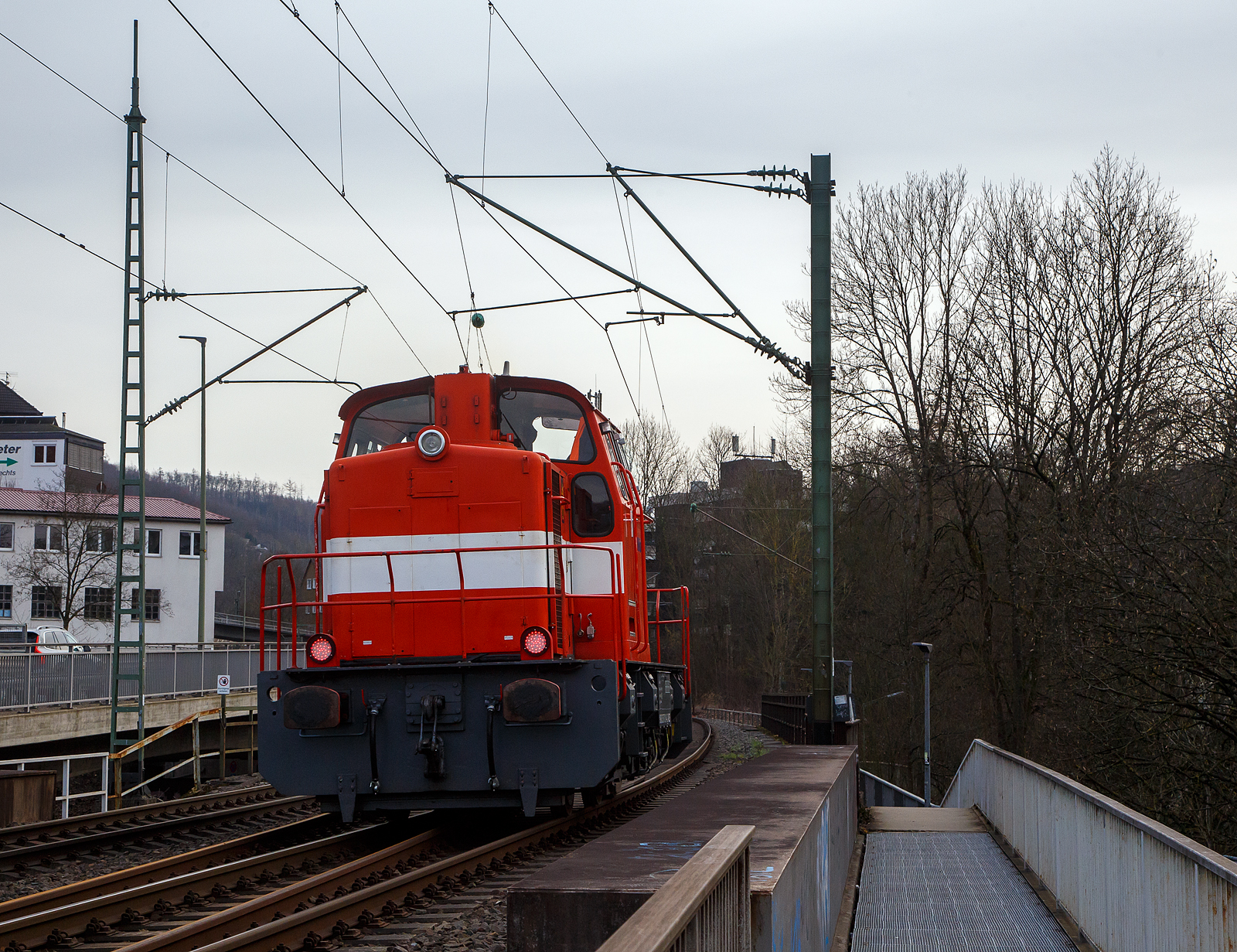 Die Krauss Maffei M 700 C der Schütz GmbH & Co. KGaA aus Selters (98 80 3507 016-4 D-MZE) eingestellt bei der MZ Eisenbahndienstleistungen (Manuel Zimmermann, Hellenhahn (Westerwald), ex WEBA 6, fährt am 22.02.2023 auf der Siegstrecke (KBS 460) mit Höchstgeschwindigkeit durch Kirchen (Sieg) in Richtung Betzdorf.

Diese Lok war die erste von Krauss Maffei gebaute M 700 C, sie wurde 1968 unter der Fabriknummer 19454 als Vorführlok gebaut. 1969 wurde sie an Hoesch Bergbau AG, Verbundbergwerk Emil-Fritz in Essen-Altenessen als  M 6  verkauft, 1970 ging das Bergwerk Ruhrkohle AG ein und die Lok wurde RAG V 355 umgezeichnet, und 1981 Umzeichnung in RAG 530. 1998 wurde sie dann an OnRail, Mettmann verkauft die sie dann wiederum im Jahr 2000 an die WEBA verkaufte. Im Jahr 2006 ging sie dann an die Fa. Schütz in Selters.

TECHNISCHE DATEN:
Hersteller: Krauss-Maffei, München
Spurweite: 1.435 mm
Achsfolge: C
Länge über Puffer: 9.440 mm
Leistung: 700 PS (515 kW)
Antrieb: Dieselhydraulisch
Höchstgeschwindigkeit: 38 km/h
Dienstgewicht: 60 t
kleinster Kurvenradius: 60 m
