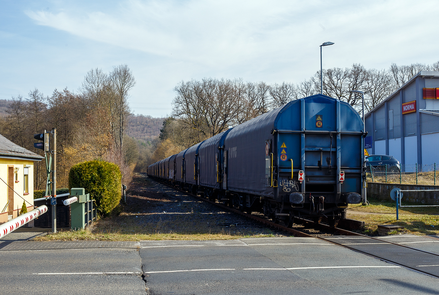 Die KSW 43 (92 80 1273 018-2 D-KSW), die asymmetrische Vossloh G 2000 BB der KSW (Kreisbahn Siegen-Wittgenstein) fährt am 10 März 2025, mit einem beladen Coilzug (VTG Coilwagen der Gattung Shimmns-ttu, VTG Bez. F46.520D) vom Hafen Duisburg kommend über die KBS 462 „Hellertalbahn“ durch Alsdorf in Richtung Herdorf, hier beim Haltepunkt (Hp). 

Bis 1987 war der Abschnitt Betzdorf–Herdorf noch zweigleisig, so war hier an meinem Standort, bis dahin der Bahnsteig für die Fahrtrichtung der Züge nach Betzdorf.