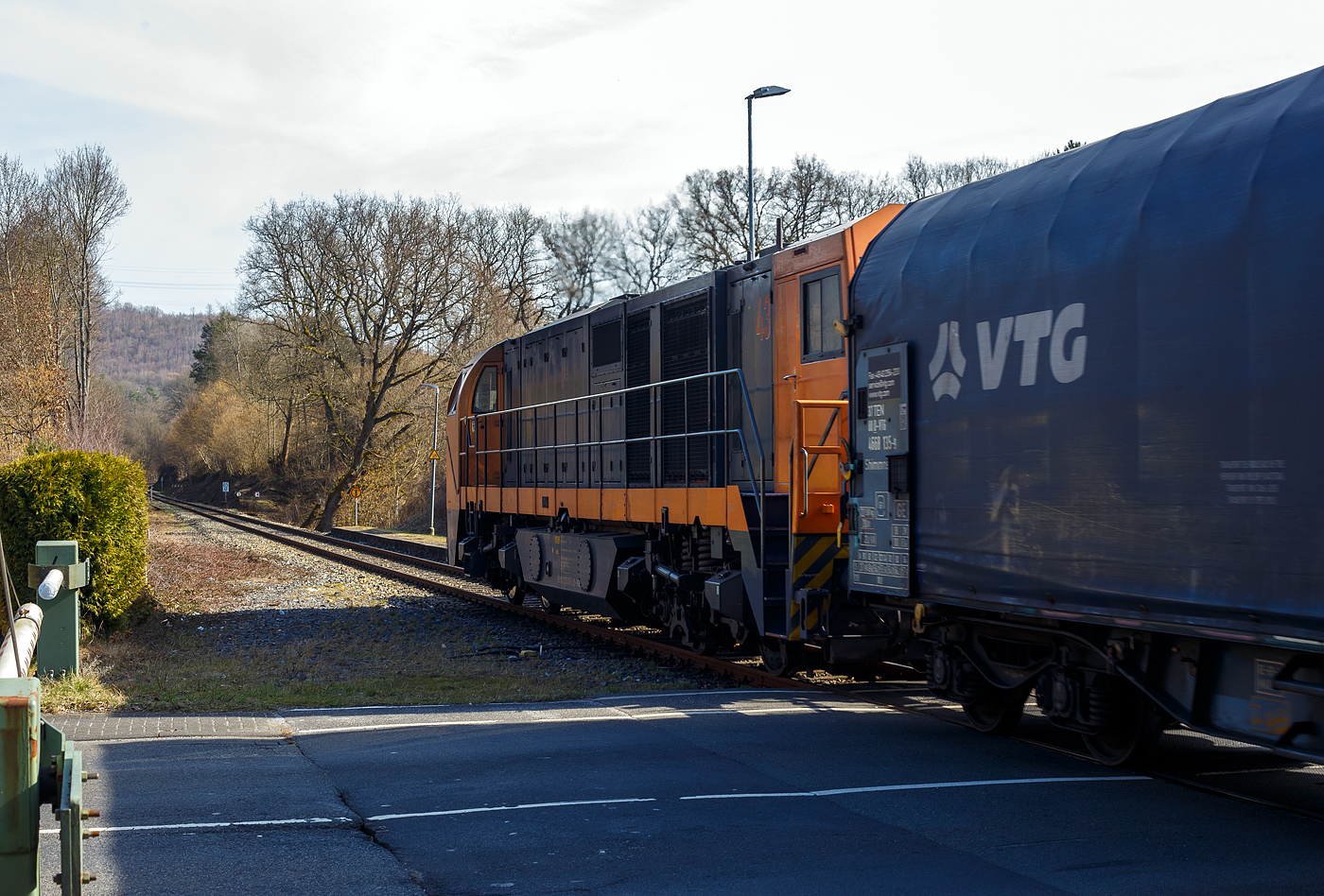 Die KSW 43 (92 80 1273 018-2 D-KSW), die asymmetrische Vossloh G 2000 BB der KSW (Kreisbahn Siegen-Wittgenstein) fährt am 10 März 2025, mit einem beladen Coilzug (VTG Coilwagen der Gattung Shimmns-ttu, VTG Bez. F46.520D) vom Hafen Duisburg kommend über die KBS 462 „Hellertalbahn“ durch Alsdorf in Richtung Herdorf, hier beim Haltepunkt (Hp). 

Bis 1987 war der Abschnitt Betzdorf–Herdorf noch zweigleisig, so war hier an meinem Standort, bis dahin der Bahnsteig für die Fahrtrichtung der Züge nach Betzdorf.