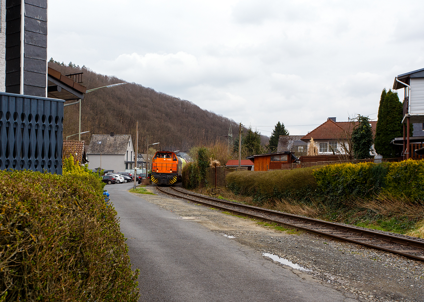Die KSW 44 (92 80 1271 004-4 D-KSW) eine MaK G 1000 BB der KSW (Kreisbahn Siegen-Wittgenstein), mit einem leeren Coilzug vom Pfannenberg in Neunkirchen-Salchendorf kommend, am 22 März 2024 in Neunkirchen-Struthütten. So erreicht sie gleichdrauf den KSW-Rangierbahnhof in Herdorf, Betriebsstätte FGE -Freien Grunder Eisenbahn.
