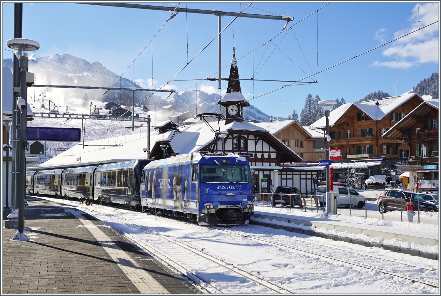Die MOB Ge 4/4 8001 wartet mit ihrem GPX GoldenPass Express 4065 von Interlaken nach Montreux in Zweisimmen auf die Weiterfahrt. 

20. Januar 2023