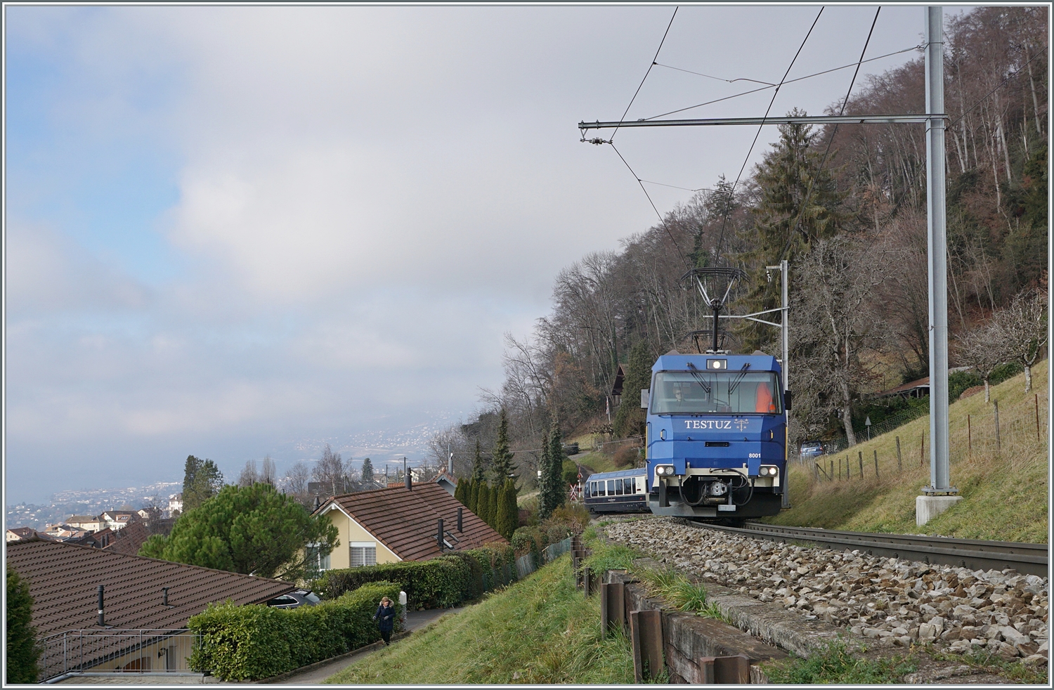 Die MOB Ge 4/4 8001 ist bei Chernex mit ihrem Golden Pass Express GPX 4074 auf der Fahrt von Montreux nach Interlaken Ost. In Zweisimmen wird der Zug umgespurt und eine BLS Re 465 wird die Schmalspurlok ersetzen.  
Ich war davon ausgegangen, dass der Gegenzug GPX 4064 Montreux an 12:20 dort auf den GPX 4074 wendet, was jedoch nicht der Fall war. Ob dies planmässig oder eine Ausnahme war weiss ich (noch) nicht. Wei auch immer, wird in Montreux die Komposition getauscht, sind alle drei MOB Ge 4/4 im GPX Umläufen eingesetzt.  

17. Dez. 2023 