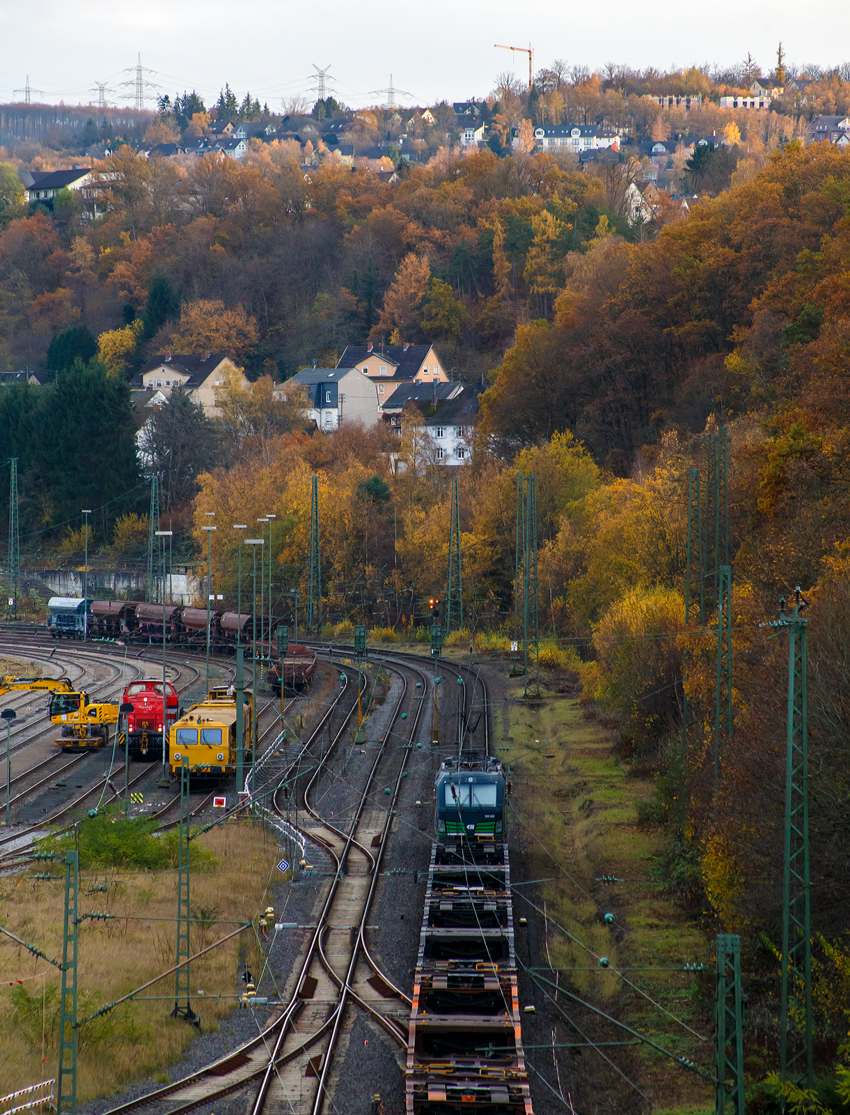 Die noch an die TXL - TX Logistik AG (Troisdorf) vermietete Siemens Vectron AC 193 203 (91 80 6193 203-7 D-ELOC) „HIDDEN CHAMPION“ (englisch für heimliche Gewinner oder unbekannte Weltmarktführer) der ELL Austria GmbH (European Locomotive Leasing, Wien), fährt am 13 November 2025 mit einem leeren Taschenwagenzug durch Betzdorf/Sieg in Richtung Siegen. Links im Rangierbahnhof werden Gleise erneuert.

Der Mieter TXL setzt nun auf eigene Vectron Loks, es wurden 40 modernen Vectron-Lokomotiven bei Siemens Mobility bestellt.

Die Siemens Vectron AC wurde 2014 von Siemens Mobility GmbH in München-Allach unter der Fabriknummer 21923 gebaut und an die der European Locomotive Leasing (Wien) geliefert. Diese Vectron Lokomotive ist als AC – Lokomotive (Wechselstrom Lok) in der Variante B01 mit 6.400 kW konzipiert und zugelassen für Deutschland und Österreich. So besitzt sie die Zugsicherungssysteme ETCS BaseLine 3, sowie für Deutschland PZB90 / LZB80 (CIR-ELKE I) und für Österreich (ETCS Level 1 mit Euroloop, ETCS Level 2, PZB90 / LZB80. 