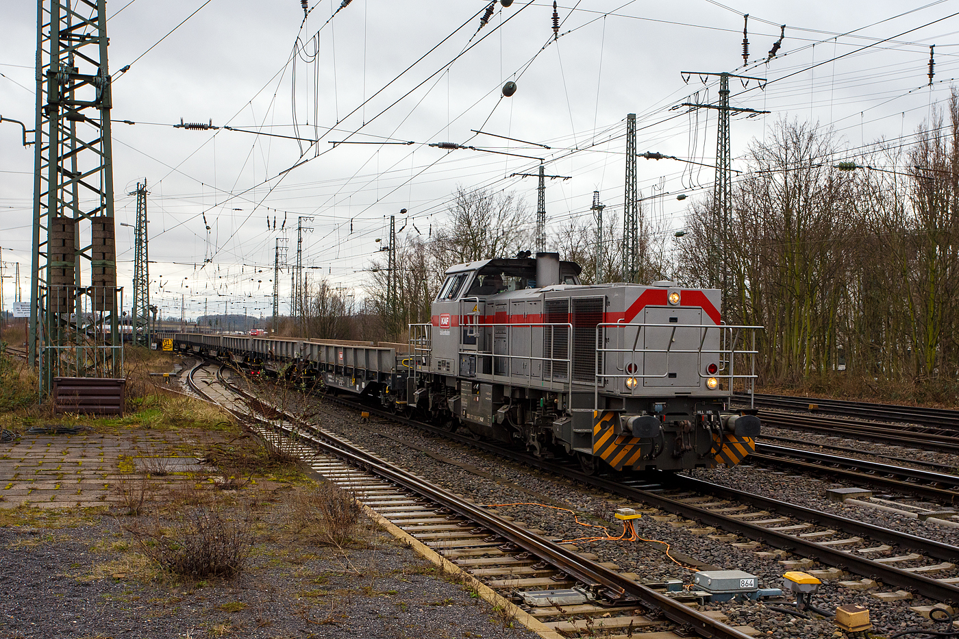 Die nun auch im Outfit (Lackierung) der  KAF - Falkenhahn Bau AG (Kreuztal)...
Die 271 006-9 „Julius“ (92 80 1271 006-9 D-VL) der KAF - Falkenhahn Bau AG (Kreuztal) eine Vossloh G 1000 BB fährt am 14 Februar 2024, mit einem Flachwagen-Bau-Zug (Wagen der Gattung Slmns1 und Klmos 702), durch den Hauptbahnhof Hamm (Westfalen). Im Oktober 2020 war sie noch als Vossloh Mietlok in Herdorf.

Die Lok wurde 2016 von Vossloh in Kiel unter der Fabriknummer 5602198 gebaut und an die Vossloh Locomotives GmbH als 92 80 1271 006-9 D-VL geliefert und war bis 2020 als Mietlok unterwegs. Im Jahr 2020 wurde sie dann an die KAF verkauft. 