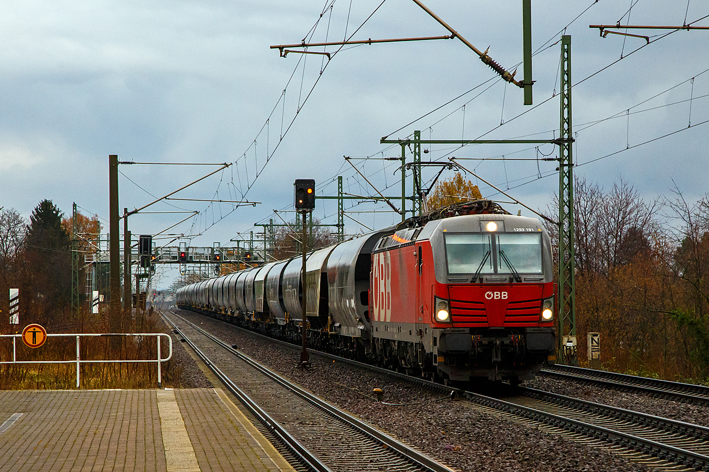 Die �BB 1293 191 (91 81 1293 191-3 A-�BB), eine Siemens Vectron MS (X4E) der Variante A60 (L�nderpaket) kommt am 07.12.2022 mit einem Getreidezug (Trichtermittenentladewagen der Gattung Tagnpps) aus s�dlicher Richtung, auf der Elbtalbahn (KBS 247), durch Dresden-Strehlen und f�hrt Richtung Dresden.

Die SIEMENS Vectron MS / X4E wurde 2020 von Siemens in M�nchen-Allach unter der Fabriknummer 22840 und an die �BB - �sterreichische Bundesbahnen (�BB-Produktion GmbH) geliefert. Sie ist in der Variante A60 auf gef�hrt und hat so die Zulassungen f�r A / D / CZ / PL / SK / H / RO / BG / HR / SRB / NL / B, wobei noch einige L�nder noch durchgestrichen sind. Von der Variante A60 hat die �BB 2019 insgesamt 28 Loks (1293 173 bis 1293 200) abgerufen.