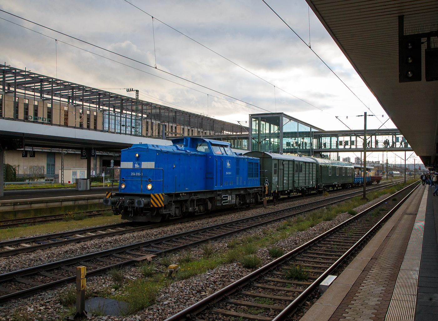 Die PRESS 204 016-0 alias 204 314-9 (92 80 1204 314-9 D-PRESS) der Eisenbahn-Bau- und Betriebsgesellschaft Pressnitztalbahn mbH fährt am 24.11.2022 mit einem Dienstzug durch den Hauptbahnhof Regensburg.

Hinter der V 100.1 waren der Energieversorgungswagen 40 80 D-PRESS 9400 957-3 der Gattung Ux x 361, der Wohnschlafwagen 60 80 9925 397-3 D-PRESS der Gattung Wohnschlafwagen 420 und zwei Res-Wagen, durch den Hauptbahnhof Regensburg.
