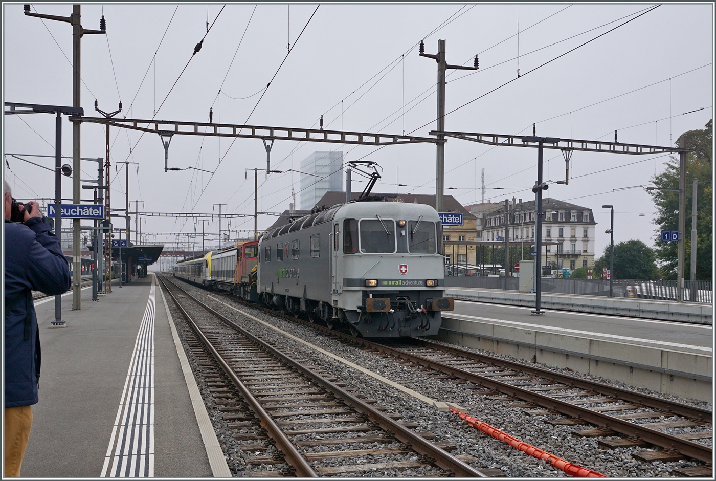 Die Rail Adventure Re 6/6 11603 ist in Neuch�tel mit zwei DB Triebwagen auf dem Weg nach Villeneuve; zumindest hier konnte ich (endlich) die Rail Adventure Re 6/6 11603 ohne st�renden ETCS Vorspann fotografieren. 

8. Oktober 2025