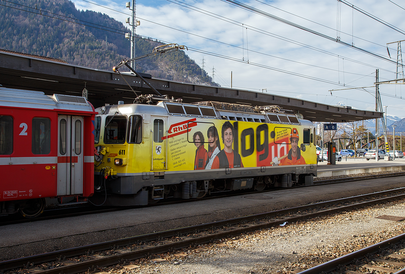 Die RhB Ge 4/4 II 611 „Landquart“ mit Login Werbung f�r die Berufsbildung bei der Rh�tische Bahn (RhB), steht am 20 Februar 2017 mit dem Regionalzug im Bahnhof Landquart zur Abfahrt bereit.

Die RhB BoBo II – 611 wurde 1973 von der Schweizerische Lokomotiv- und Maschinenfabrik (SLM) in Winterthur gebaut, der elektrische Teil ist von der  Brown, Boveri & Cie. (BBC) in Baden. Die im Juni 1973 abgelieferte Lok kollidierte bereits am 14. August 1973 zwischen Fideris und Jenaz mit einem Muldenkipper, wobei der F�hrerstand eingedr�ckt wurde. Die Lok wurde durch SLM in Stand gesetzt. Im Herbst 2021 wurde sie auf Dualbremse umgebaut.
