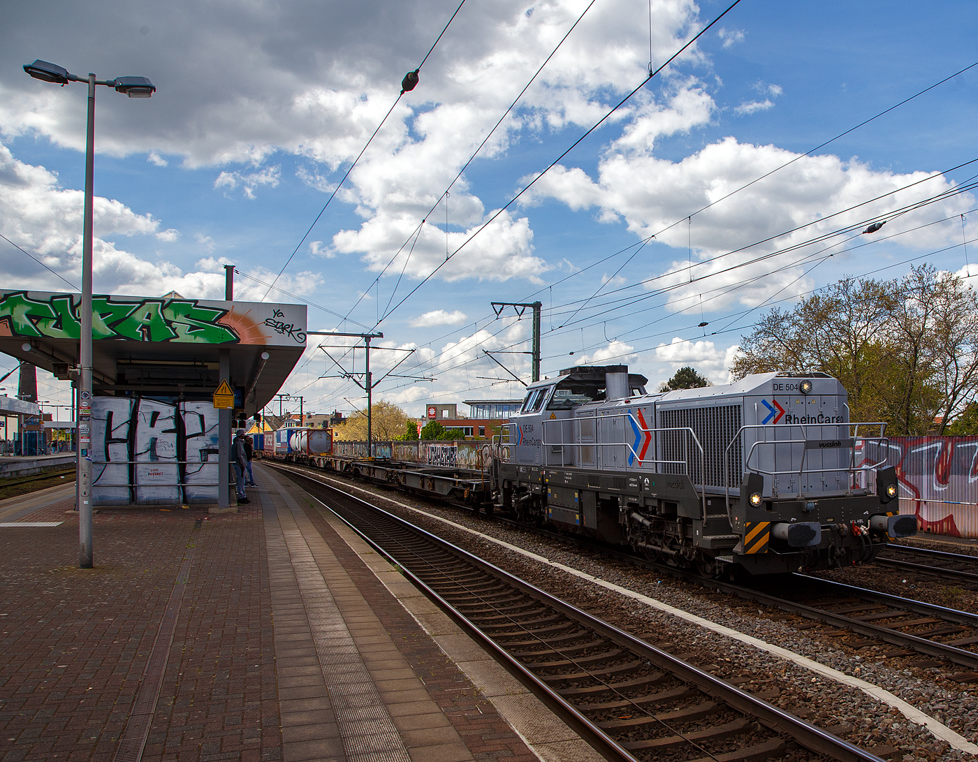 Die RHC DE 504 alias 4185 020-9 (92 80 4185 020-9 D-RHC), eine Vossloh DE 18, der RheinCargo fährt am Sonntag den 30.04.2023 mit einem KLV-Zug durch den Bahnhof Köln-Ehrenfeld in Richtung Köln-West.

Die dieselelektrische DE 18 wurde 2018 von Vossloh in Kiel unter der Fabriknummer 5502377 gebaut und an die RheinCargo GmbH & Co. KG in Neuss geliefert.