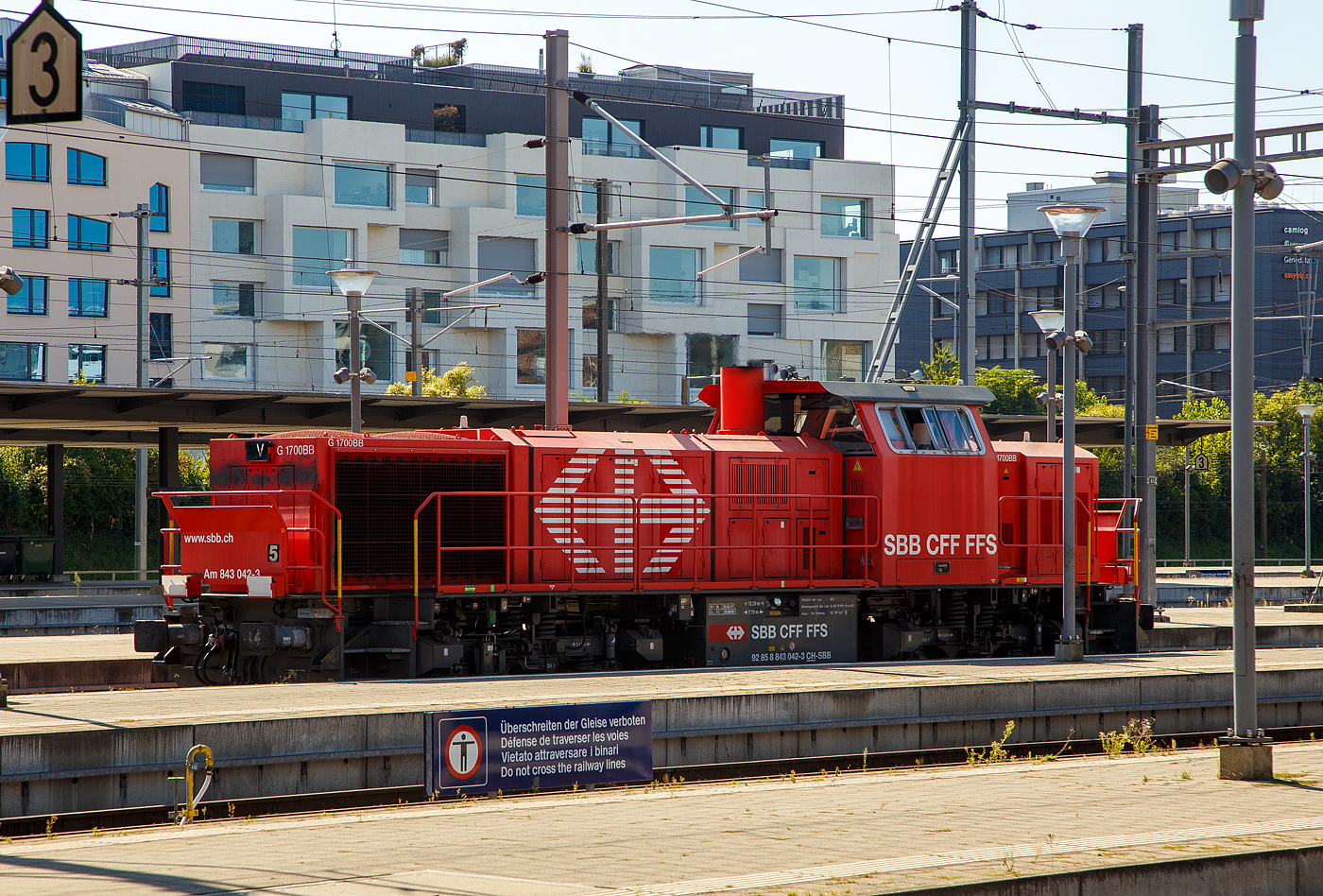 Die SBB Am 843 042-3 (92 85 8843 042-3 CH-SBB), eine Schweizer Version der MaK G 1700-2 BB, am 05 September 2021 im Bahnhof Basel SBB. .

Die Am 843 wurde 2006 von Vossloh in Kiel (ehem. MaK) unter der Fabriknummer 5001719  gebaut und an die SBB geliefert. Die angeschriebene Bezeichnung „MaK G 1700 BB“ ist eigentlich nicht ganz richtig, denn die Schweizer Version Am 843 unterscheidet sich etwas von der MaK G 1700 BB.