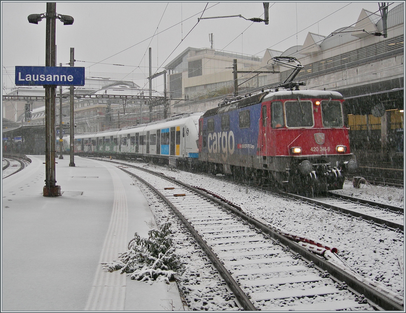 Die SBB Cargo Re 420 346-9 (Re 4/4 II 11346) wartet mit den zwei leider ziemlich versuddelten* DB S-Bahn Stuttgart Triebzügen 430 213 und 430 209 auf dem Weg nach Villeneuve auf die Weiterfahrt.

21. November 2021