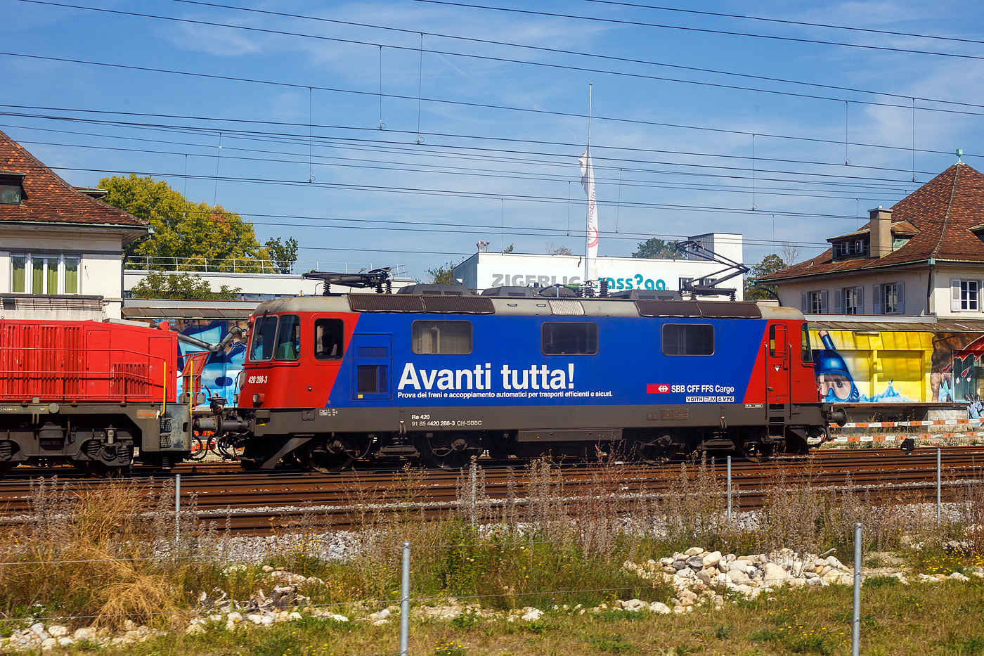Die SBB Cargo Re 4/4 II – 11228  / Re 420 288-3  „Avanti Tutta! / Vorwärts.“ (91 85 4420 288-3 CH-SBBC) steht am 11 September 2023, bei Bern. An (hinter) der Re 4/4 hängen: Die Am 841 018-5 (Am 92 85 8 841 018-5 CH-SBBI) der SBB Infrastruktur; die kontinuierlich arbeitende Schotterplanier- und Verdichtungsmaschine SCHEUCHZER DP 956 (VTms 40 85 95 81 096-6) eine P&T KVP 2000; sowie einigen gedeckten Güterwagen. Bild aus einem Zug durch die Scheibe.

Die Re 4/4 II wurde 1972 von der SLM (Schweizerische Lokomotiv- und Maschinenfabrik) in Winterthur unter der Fabriknummer 4934 gebaut, die elektrische Ausrüstung ist von der BBC (Fabriknummer 784), MFO (Maschinenfabrik Oerlikon) und SAAS (Société Anonyme des Ateliers de Sécheron). Die Lok ist heute mit  ETCS Level 2 ausgerüstet. 

Seit 2017 hat die Lok Voith CargoFlex Hybrid Frachtkupplungen (auch als Digitale Automatische Kupplung DAK bekannt).
