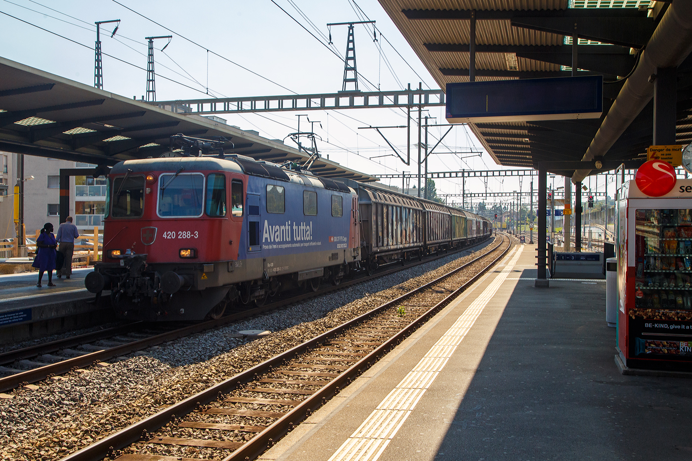 Die SBB Cargo Re 4/4 II – 11228  / Re 420 288-3  „Avanti Tutta! / Vorwärts.“ (91 85 4420 288-3 CH-SBBC) fährt am 07 September 2023 mit einem gedeckten Güterzug durch den Bahnhof Morges in Richtung Yverdon-les-Bains.

Die Re 4/4 II wurde 1972 von der SLM (Schweizerische Lokomotiv- und Maschinenfabrik) in Winterthur unter der Fabriknummer 4934 gebaut, die elektrische Ausrüstung ist von der BBC (Fabriknummer 784), MFO (Maschinenfabrik Oerlikon) und SAAS (Société Anonyme des Ateliers de Sécheron). Die Lok ist heute mit  ETCS Level 2 ausgerüstet. 

Seit 2017 hat die Lok Voith CargoFlex Hybrid Frachtkupplungen (auch als Digitale Automatische Kupplung DAK bekannt).