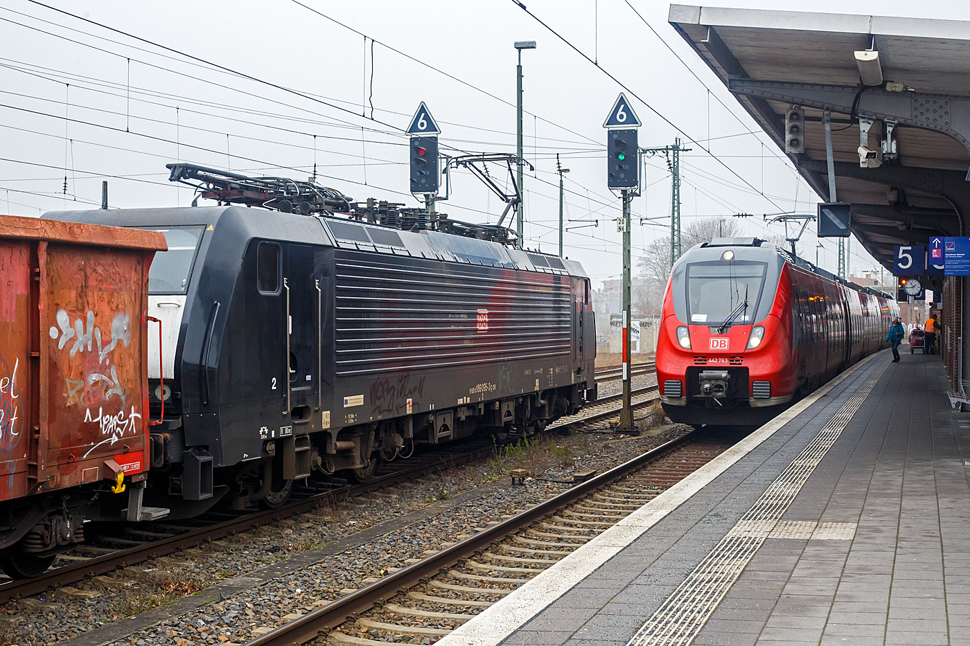 Die schwarze DB 189 095-3 (91 80 6189 095-3 D-DB) der DB Cargo AG, ex MRCE Dispolok E 189-095-3 / ES 64 F4-995, am 21 Januar 2025 mit einem gemischten Güterzug im Bahnhof Rheine. Länger hatte sie Hp 0 nun endlich hat sie Hp 1 und fährt Richtung Norden los.

Die Siemens EuroSprinter ES 64 F4 wurde 2003 in der Variante B2 (Class 189-VB2) von Siemens in München-Allach unter der Fabriknummer 21081 
gebaut und an die Railion Deutschland AG ausgeliefert. In der Variante B hatte sie nur die Zulassung für Deutschland. Im Oktober 2006 wurde sie an die MRCE - Mitsui Rail Capital Europe B.V. verkauft (ab 2008 MRCE Dispolok GmbH, München). Im Januar 2008 wurde sie in die Variante J (Class 189-VJ) umgebaut und besitzt so die Zugbeeinflussungssysteme LZB/PZB, ETCS und ATB für den Einsatz in Deutschland und die Niederlande. Die Stromabnehmerbestückung ist folgende: 
Pos. 1: D, NL (AC)
Pos. 2: NL (DC)
Pos. 3: NL (DC)
Pos. 4: D, NL (AC)

Nach vielen Mietstationen u.a. auch DB Cargo, wurde sie im Juni 2021 wieder von der DB Cargo AG gekauft.