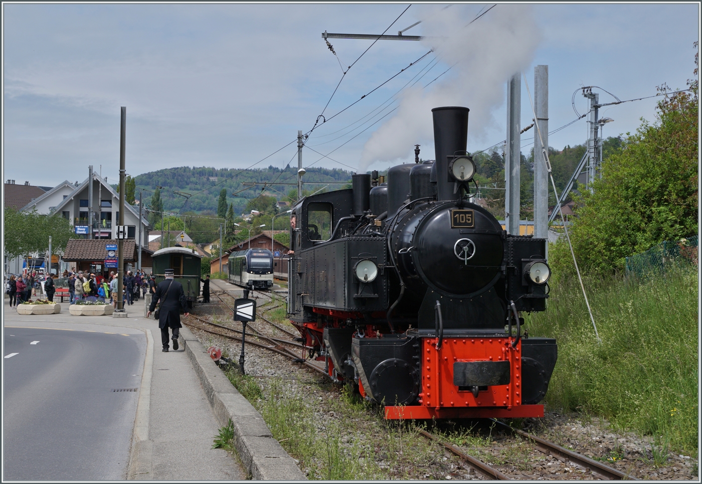 Die SEG G 2x 2/2 105 der Blonay-Chamby Bahn rangiert in Blonay und wartet auf die Freigabe der Rangierfahrt an den in Blonay bereit stehenden Zug.

4. Mai 2024