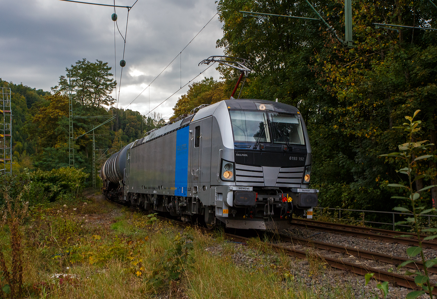 Die sehr neue und an die Retrack Germany GmbH (gehört zur VTG) vermietete Siemens Vectron MS 6193 192 (91 80 6193 192-2 D-Rpool) der Railpool fährt am 28 Septemder 2025 mit einem Kesselwagenzug durch Kirchen/Sieg in Richtung Siegen.

Die Vectron MS wurde 2025 von Siemens Mobilitiy in München-Allach unter der Fabriknummer 23441 gebaut. Diese Vectron Lokomotive ist als MS - Multisystemlokomotive mit 6.400 kW Leistung und einer Höchstgeschwindigkeit von 160 km/h konzipiert.
