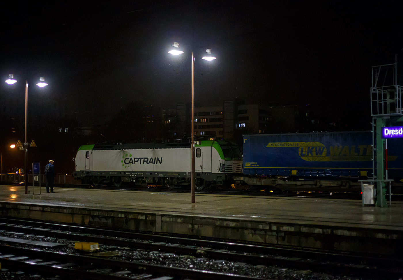 Die Siemens Vectron 193 891-9 „Michael“ (91 80 6193 891-9 D-ITL) der CAPTRAIN Deutschland GmbH / ITL Eisenbahngesellschaft mbH fährt am Abend des 06,12.2022 (20:15 Uhr) mit einem LKW-Walter KLV-Zug durch den Hauptbahnhof Dresden in Richtung Pirna.

Die Multisystemlokomotive Siemens Vectron MS wurde 2015 von Siemens Mobilitiy in München-Allach unter der Fabriknummer 21964 gebaut. Die Vectron MS mit einer Leistung von 6.4 MW ist für 160 km/h, in Deutschland, Österreich, Ungarn, Polen, Tschechien und der Slowakei (D/A/H/PL/CZ/SK) zugelassen.

Captrain ist das Gesicht der SNCF außerhalb Frankreichs. Die SNCF Logistics ist die Transport- und Logistiksparte der französischen Société Nationale des Chemins de fer Français (SNCF).  Die ITL Eisenbahngesellschaft mbH (ITL) mit Sitz in Dresden gehört seit Dezember 2010 vollständig zur SNCF-Gruppe und ist Teil des Captrain-Netzes. 