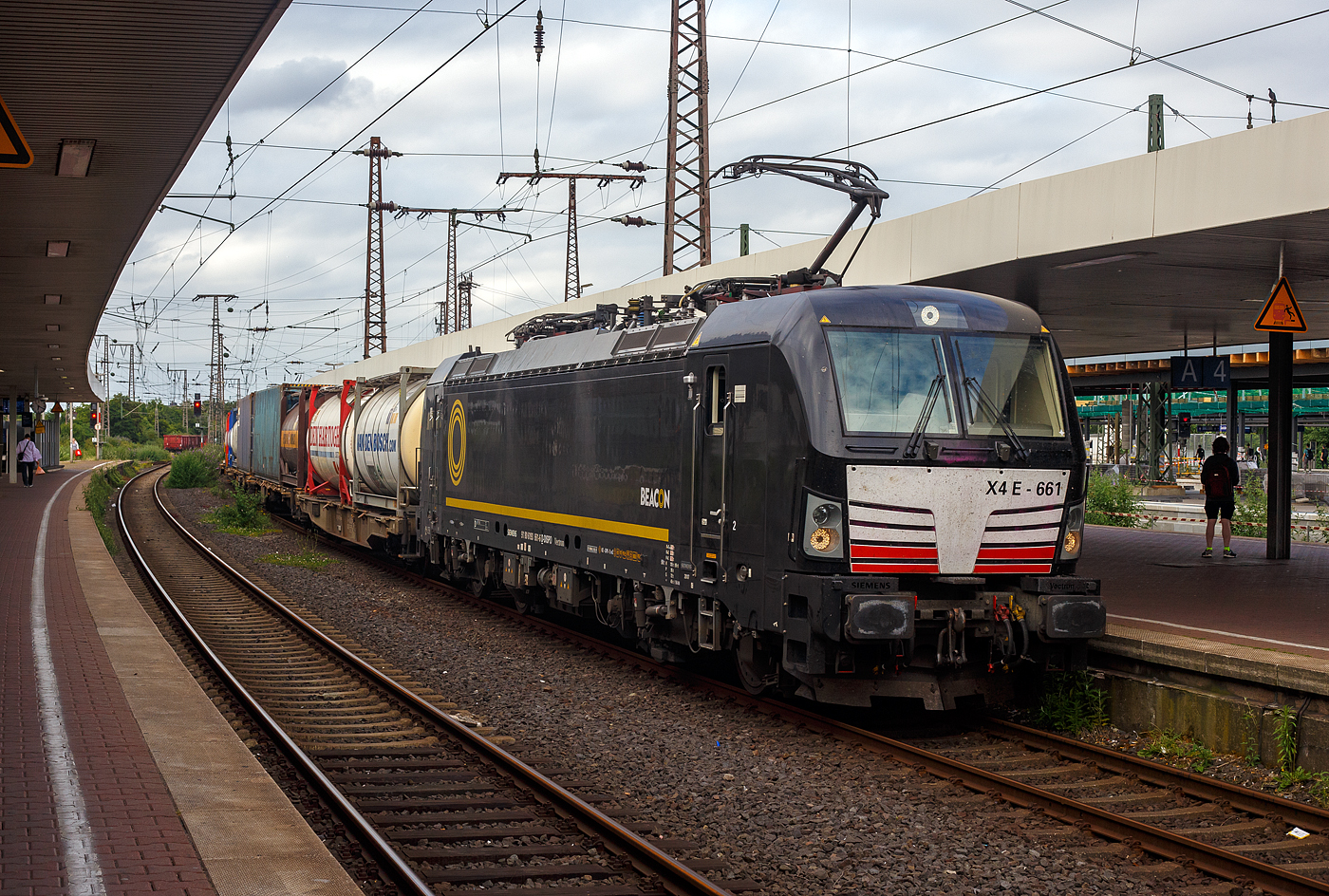 Die Siemens Vectron MS X4 E - 661 bzw. 193 661-6 (91 80 6193 661-6 D-DISPO) der BRCE - Beacon Rail Capital Europe (München) fährt am 24 Juni 2025 mit einem KLV-Zug durch den Hauptbahnhof Duisburg in Richtung Düsseldorf.

Die Multisystemlokomotive Siemens Vectron MS (160 km/h - 6.4 MW) wurde 2017 von Siemens in München-Allach unter der Fabriknummer 22237 gebaut. Sie wurde in der Variante A09 (Zulassungen für D / A / I) ausgeführt. Im Jahr 2022 erfolgte bei Siemens in München-Allach der Umbau in die Variante A22 und hat so die Zulassung für Deutschland, Österreich, die Schweiz, Italien und die Niederlande (D / A / CH / I / NL). So besitzt die Variante MS A22 folgende Zugsicherungssysteme: ETCS BaseLine 3, sowie für Deutschland (PZB90 / LZB80 (CIR-ELKE I)), für Österreich (ETCS Level 1 mit Euroloop, ETCS Level 2, PZB90 / LZB80), für fie Schweiz (ETCS Level 2, ZUB262ct, INTEGRA), für Italien (SCMT) und die Niederlande (ETCS Level 1, ETCS Level 2, ATB-EGvv).

Die Lok wurde an die MRCE - Mitsui Rail Capital Europe GmbH in München ausgeliefert, seit September 2023 hat die Beacon Rail Metro Finance B.V. die Mitsui Rail Capital Europe B.V. (Amsterdam) und somit auch die Mitsui Rail Capital Europe GmbH im München übernommen, so firmiert sie nun als Beacon Rail Capital Europe GmbH, München (BRCE / DISPO).
